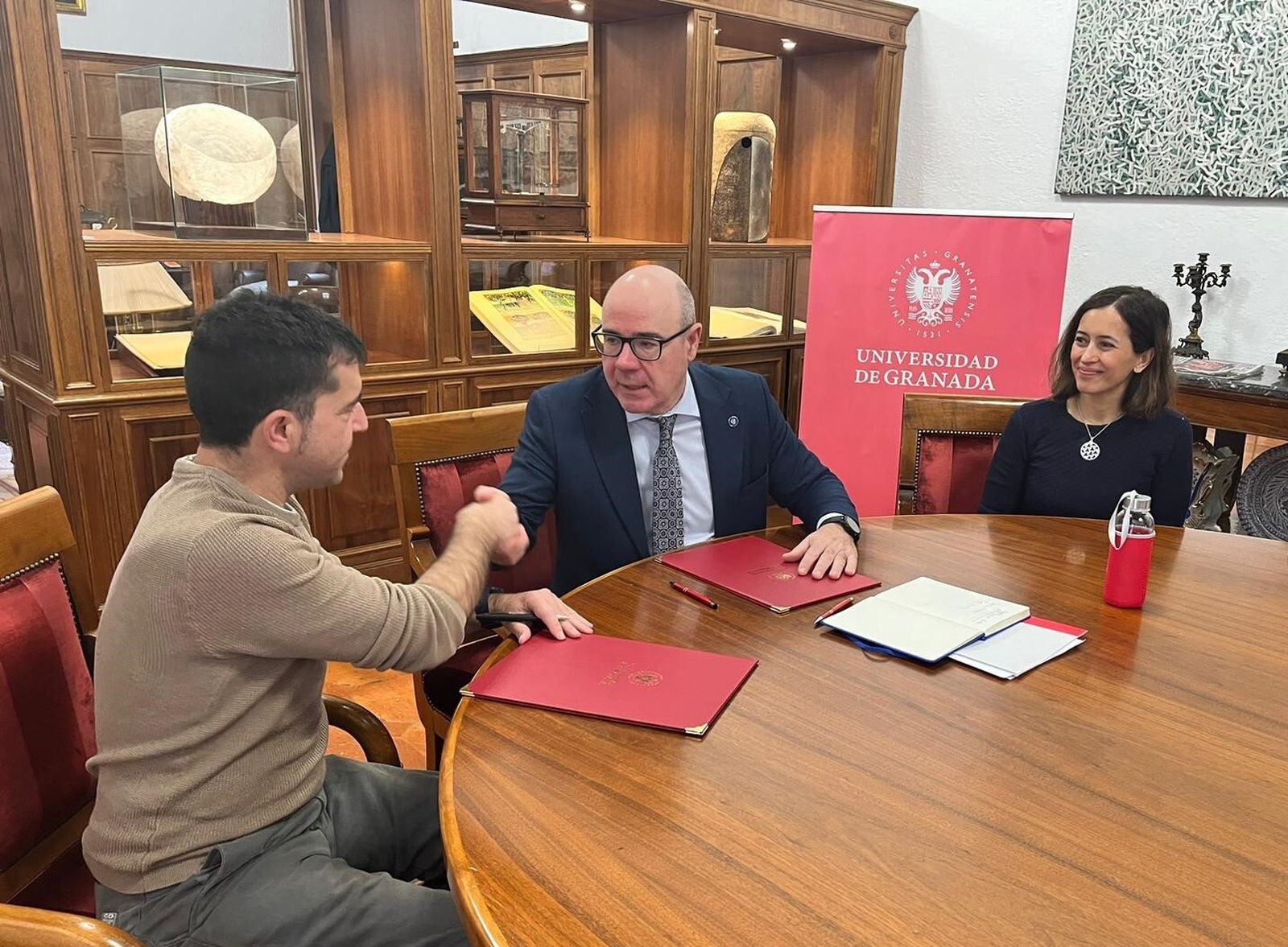 Acuerdo entre Daniel Mesa, secretario general de CCOO Granada, y Pedro Mercado, rector de la UGR