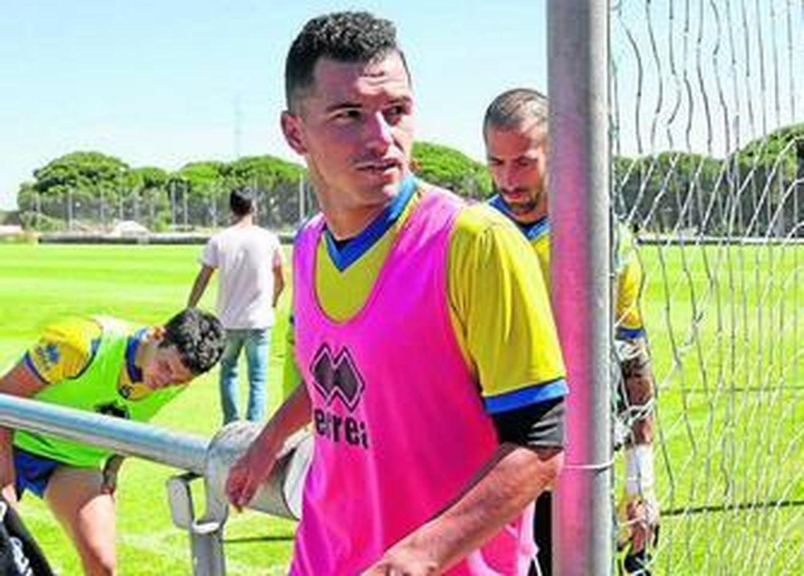 Airam abandona el campo 4 de El Rosal al finalizar la sesión de trabajo celebrada ayer.