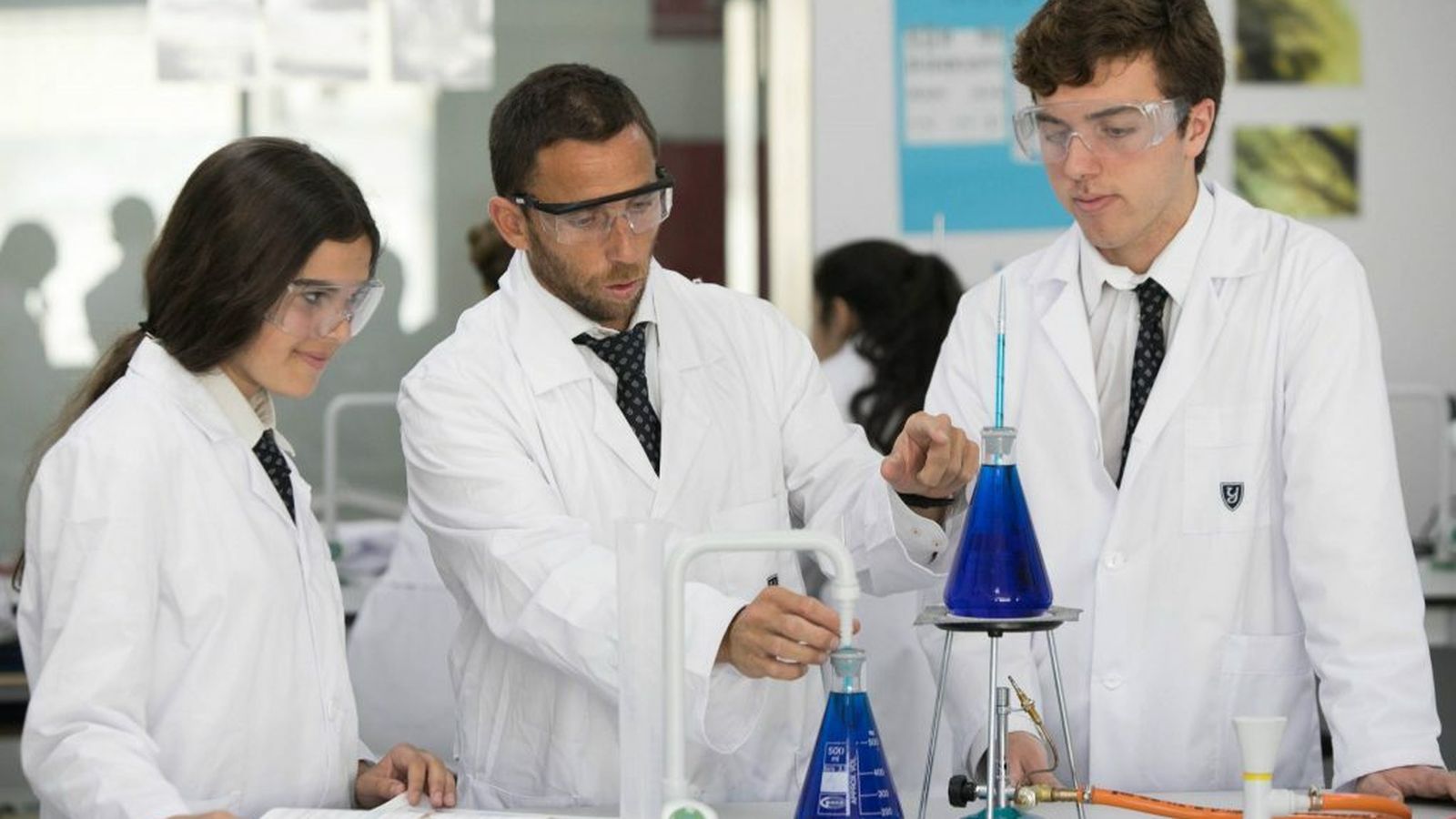 Estudiantes del centro, en el laboratorio