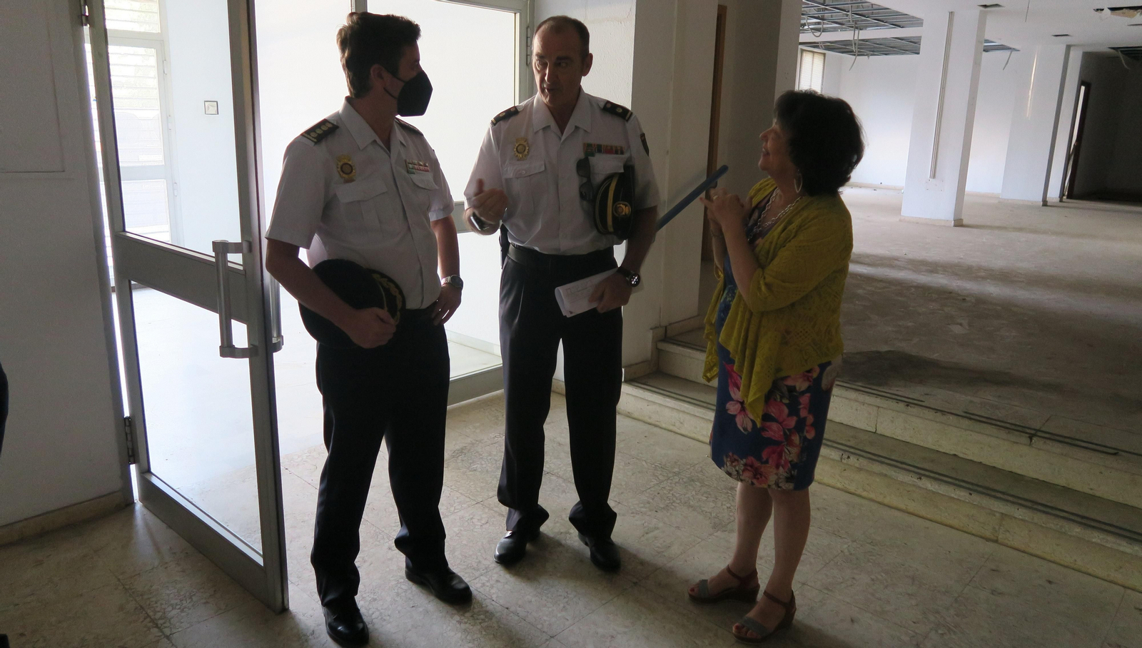 Valenzuela y Serra visitan las instalaciones de la nueva oficina de documentación.