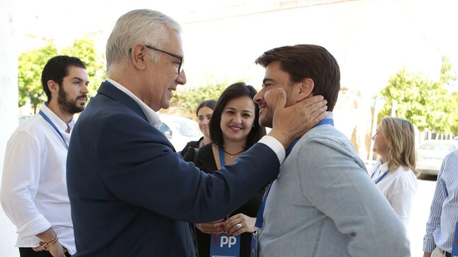 Javier Arenas saluda al candidato del PP a la Alcaldía de Sevilla, Beltrán Pérez.