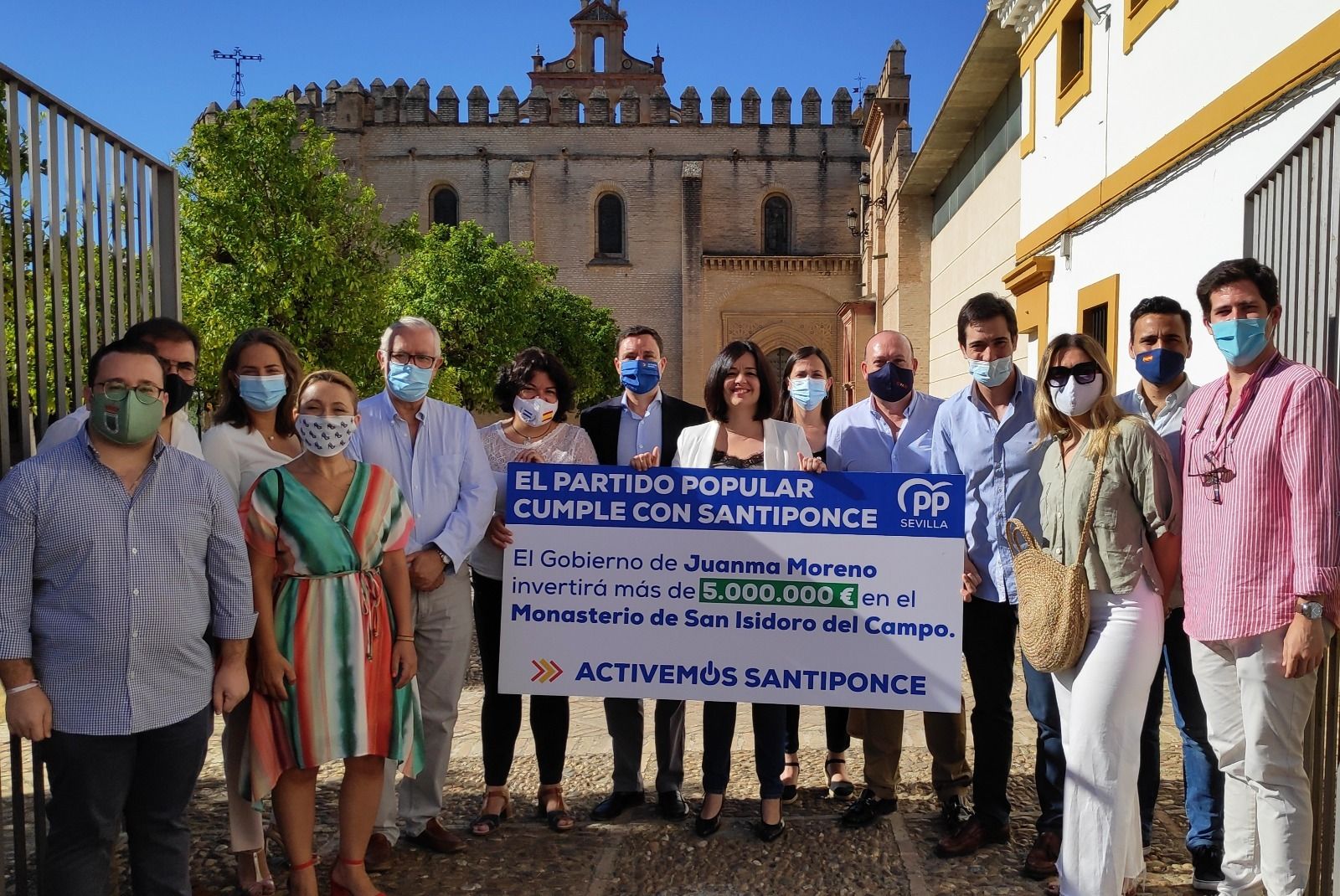 Virginia Pérez , con un grupo de afiliados del PP, delante del monasterio de San Isidoro en Santiponce.