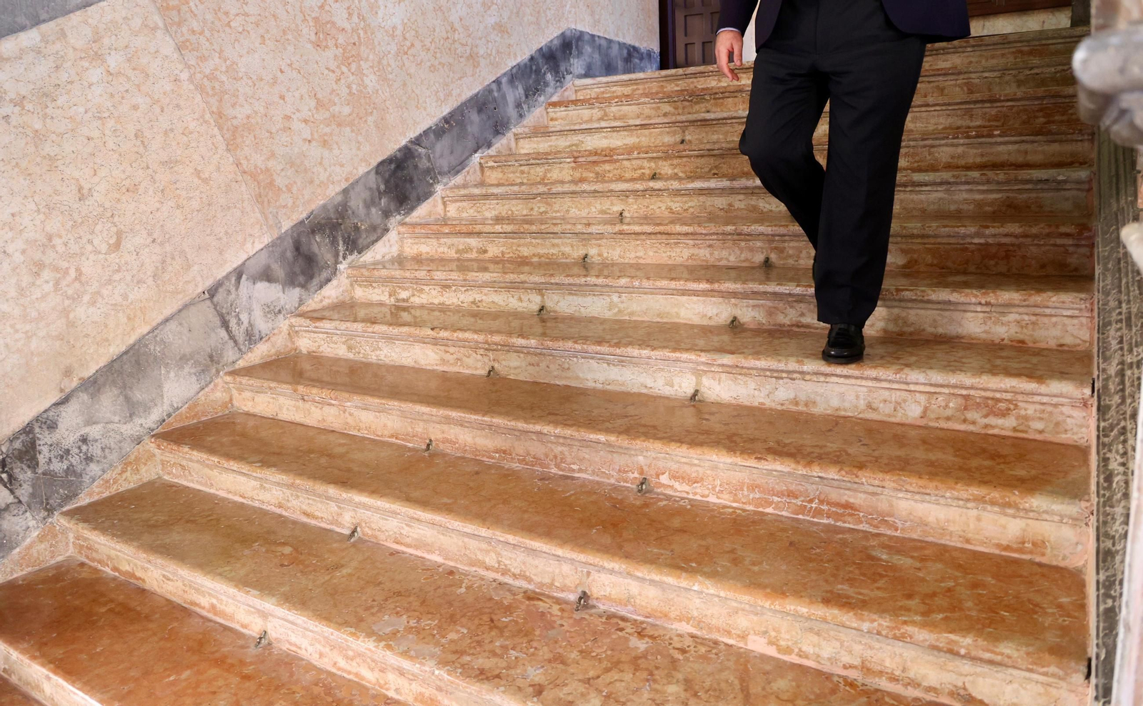 Un hombre baja la escalera principal del Palacio Arzobispal de Sevilla.