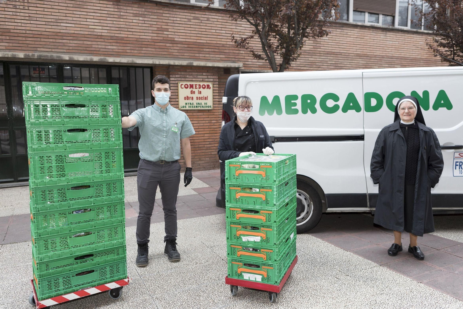 Mercadona entrega ayuda a un comedor social.