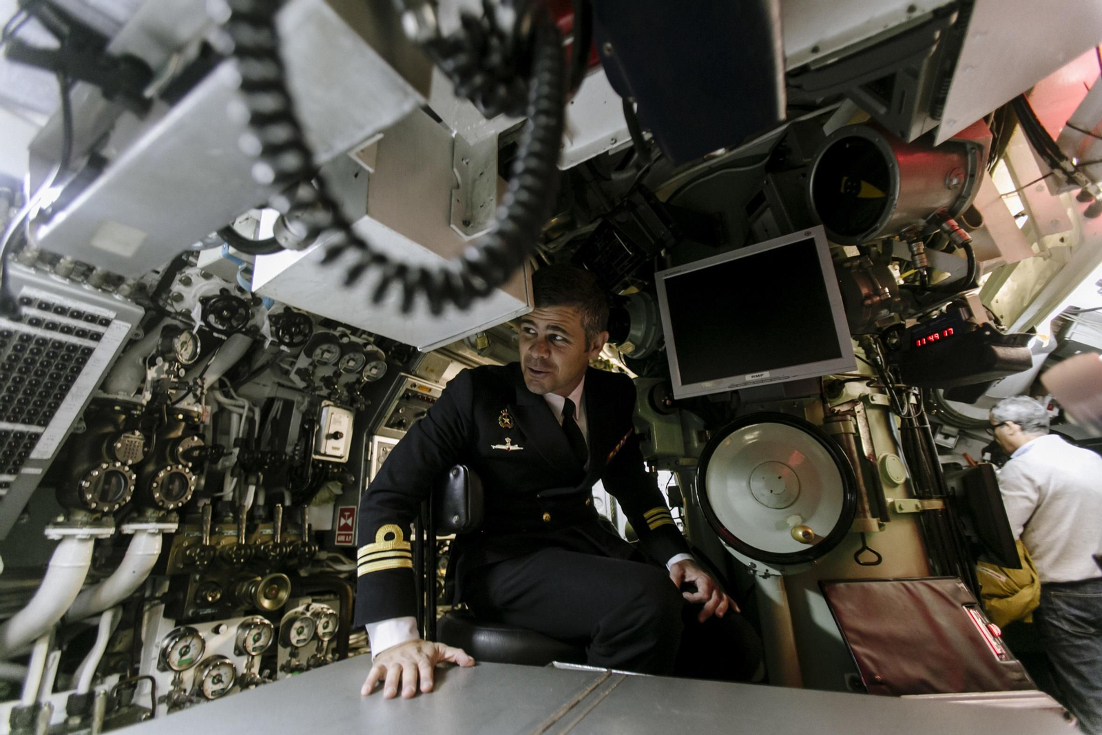 El comandante Fernando Aguirre en la sala de mandos del submarino.