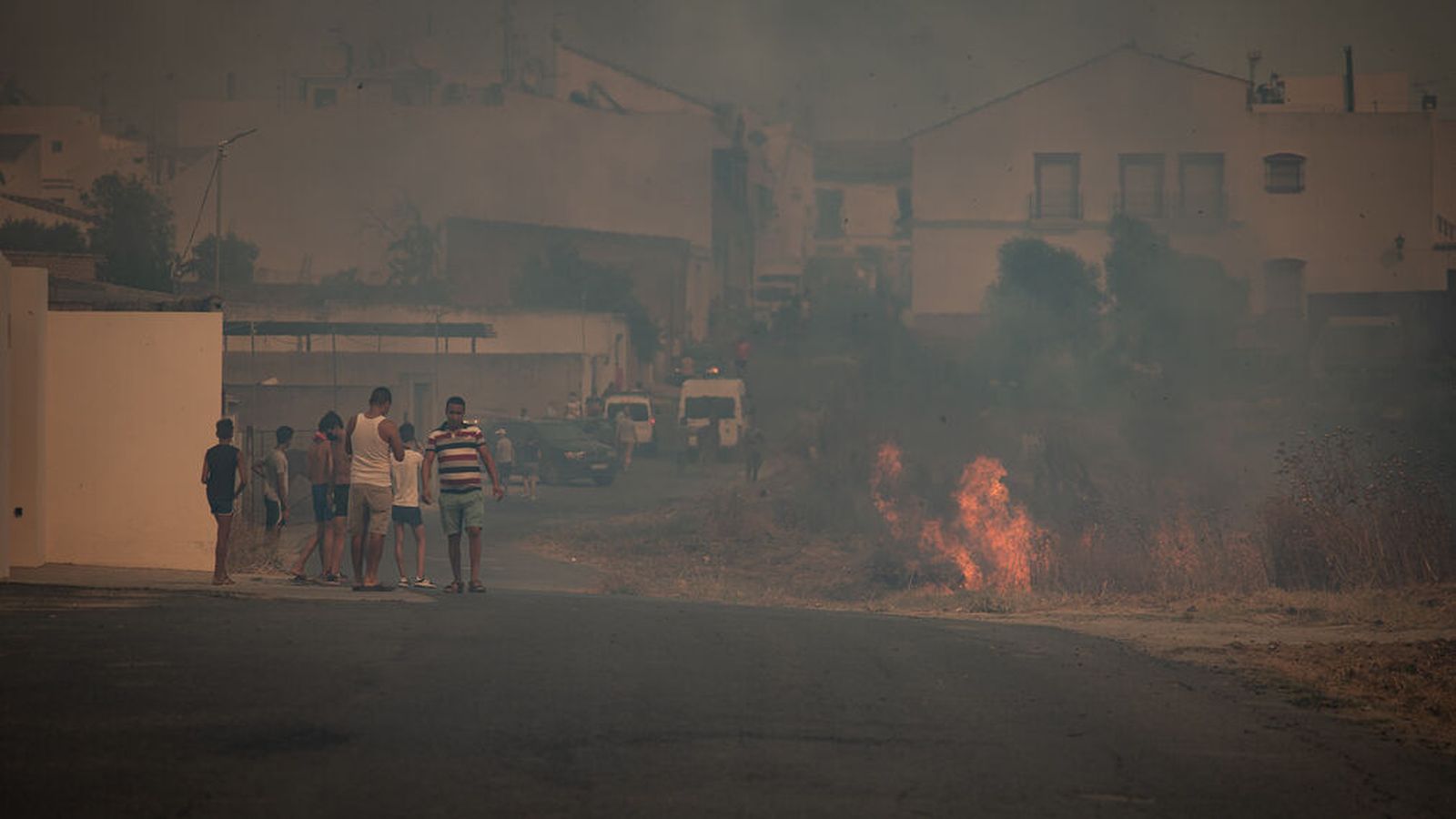 El fuego rodea Lucena del Puerto en una jornada de angustia