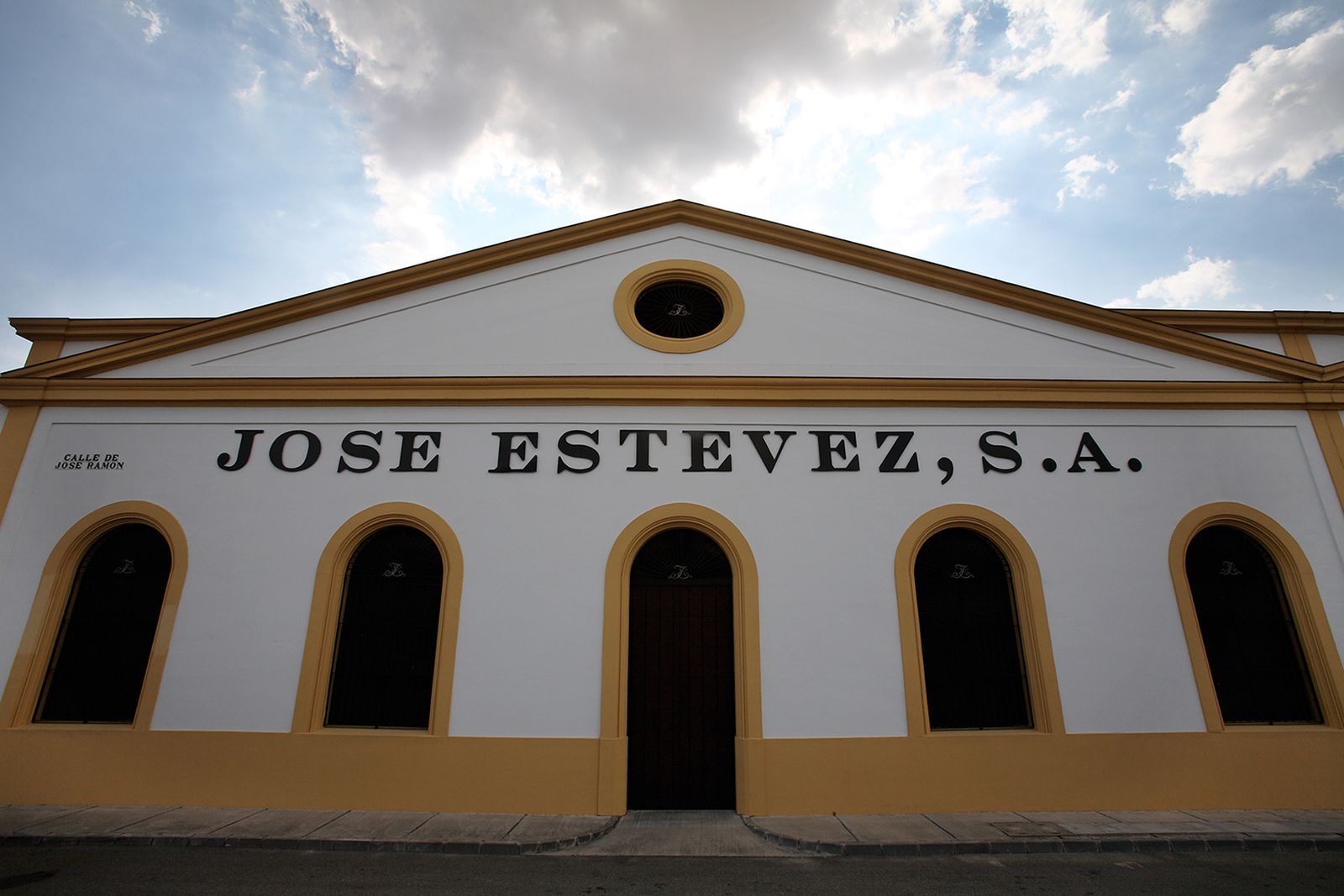 Bodegas José Estévez.