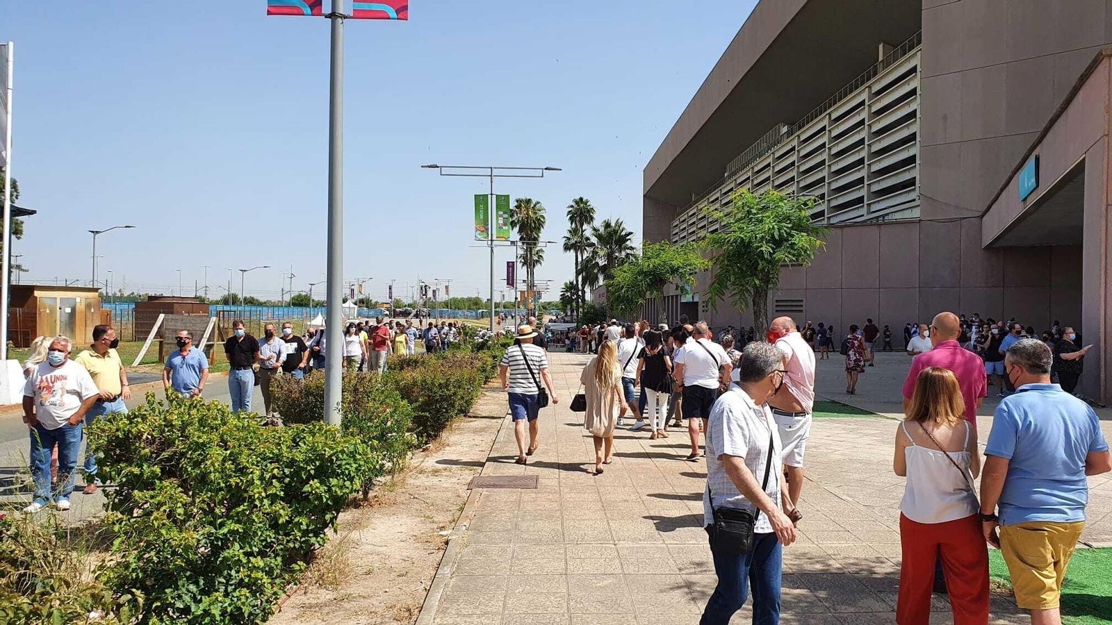 Las largas colas de personas citadas para vacunarse que se registraban a diario hace algunas semanas a las afueras del Estadio de la Cartuja.