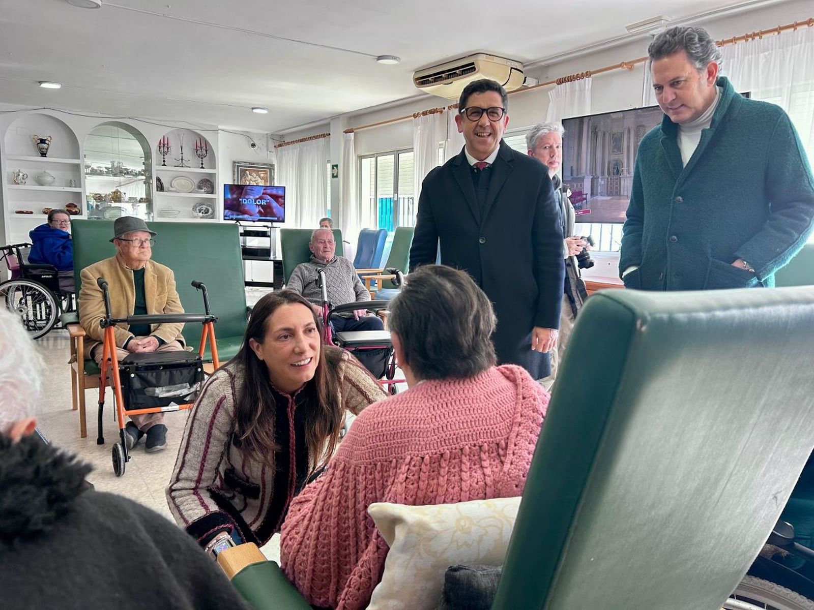 Visita de Loles López a la residencia.