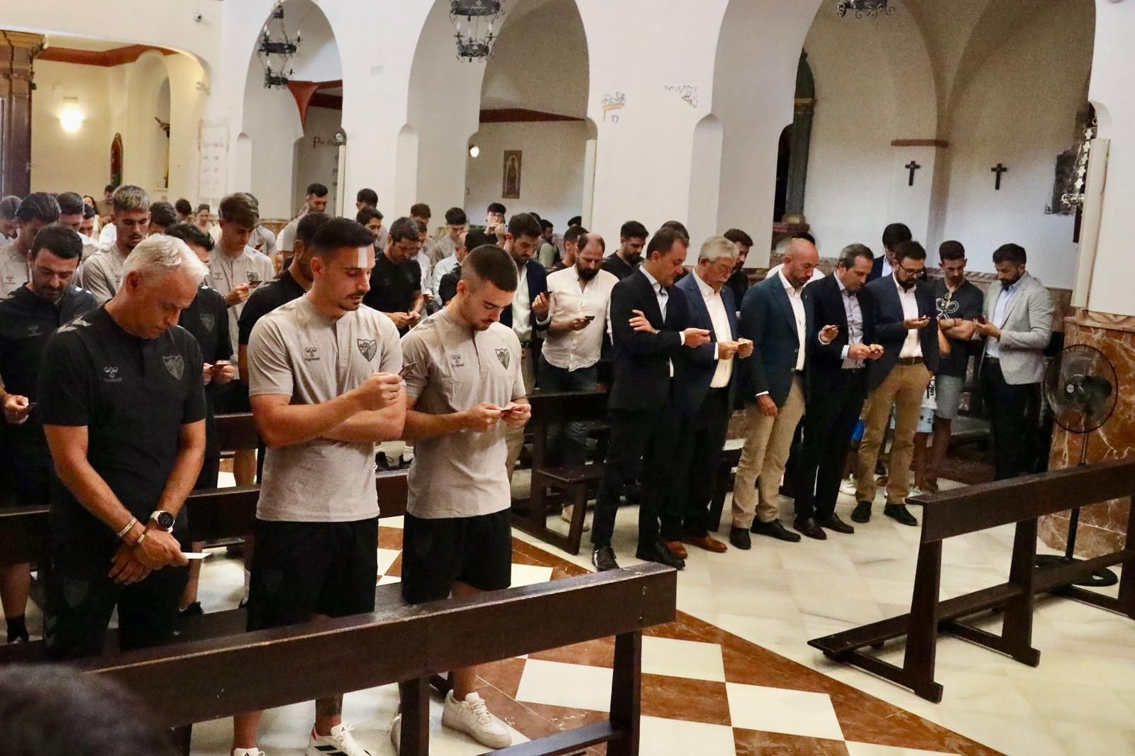 La ofrenda del Málaga CF a la Divina Pastora, en fotos