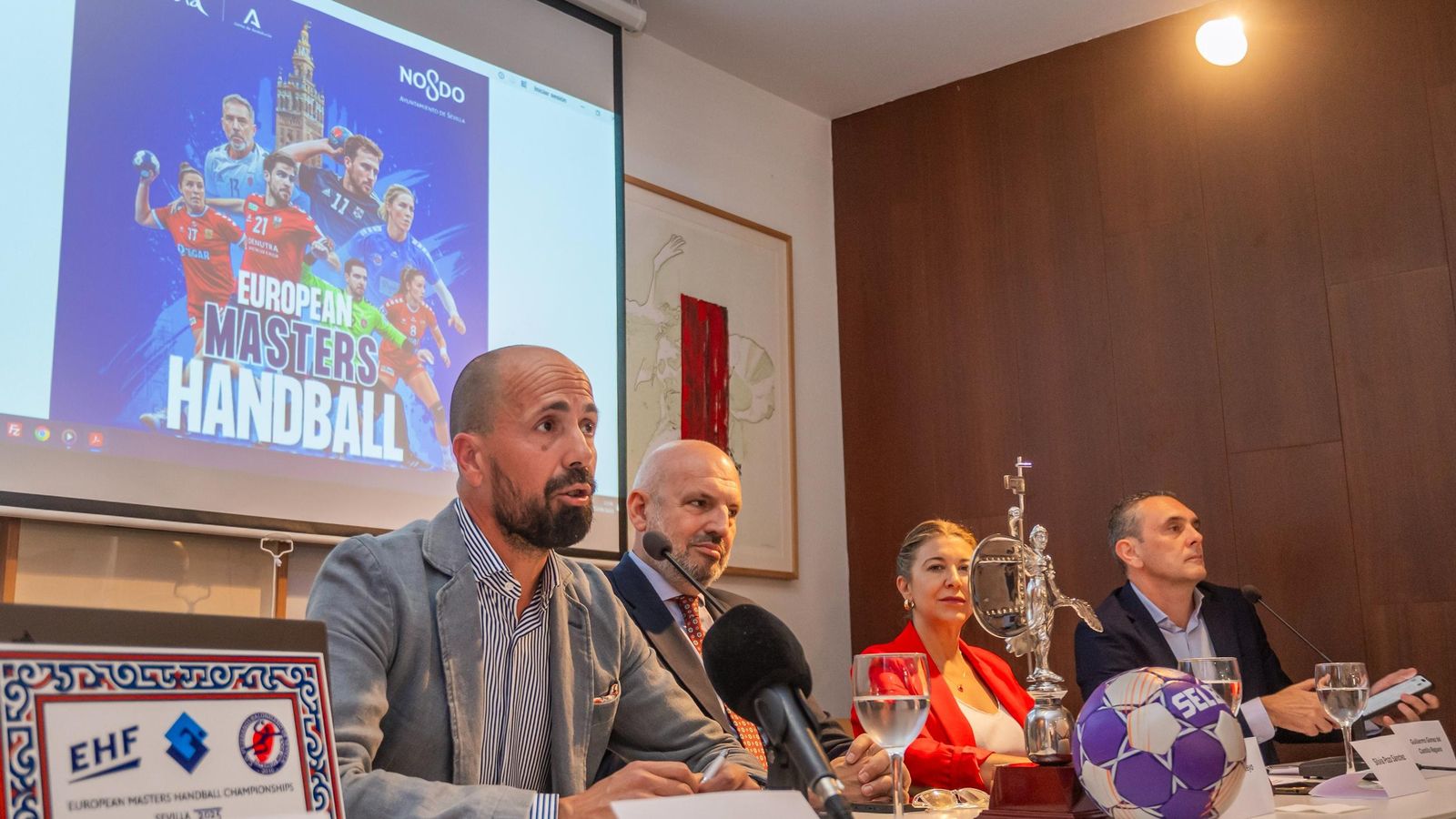 Gorka Lerchundi habla durante el acto de presentación