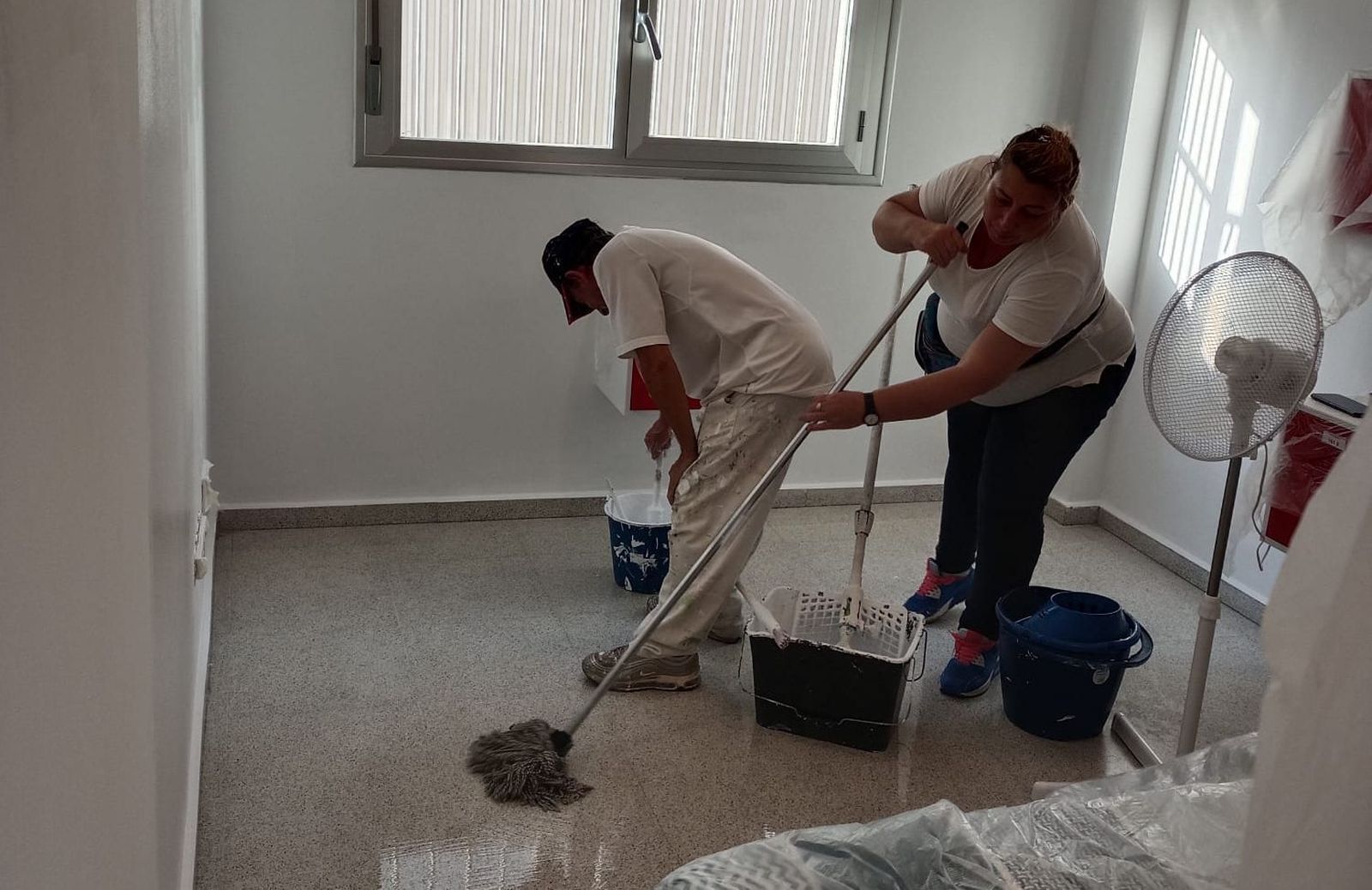 Limpieza y pintura de los pisos menos afectados por el incendio en Nuevo Amate.