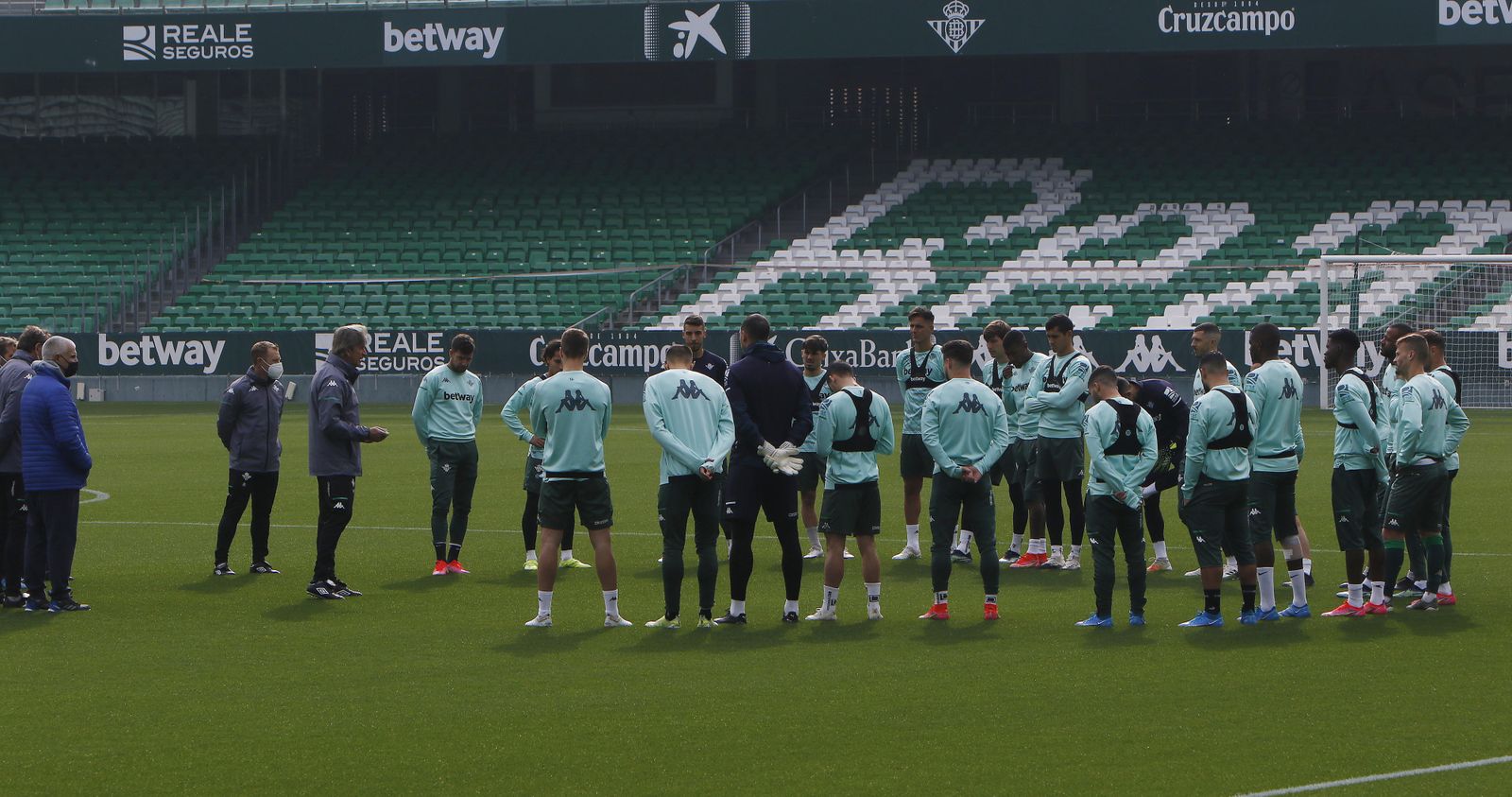 Pellegrini dialoga con la plantilla antes del entrenamiento.