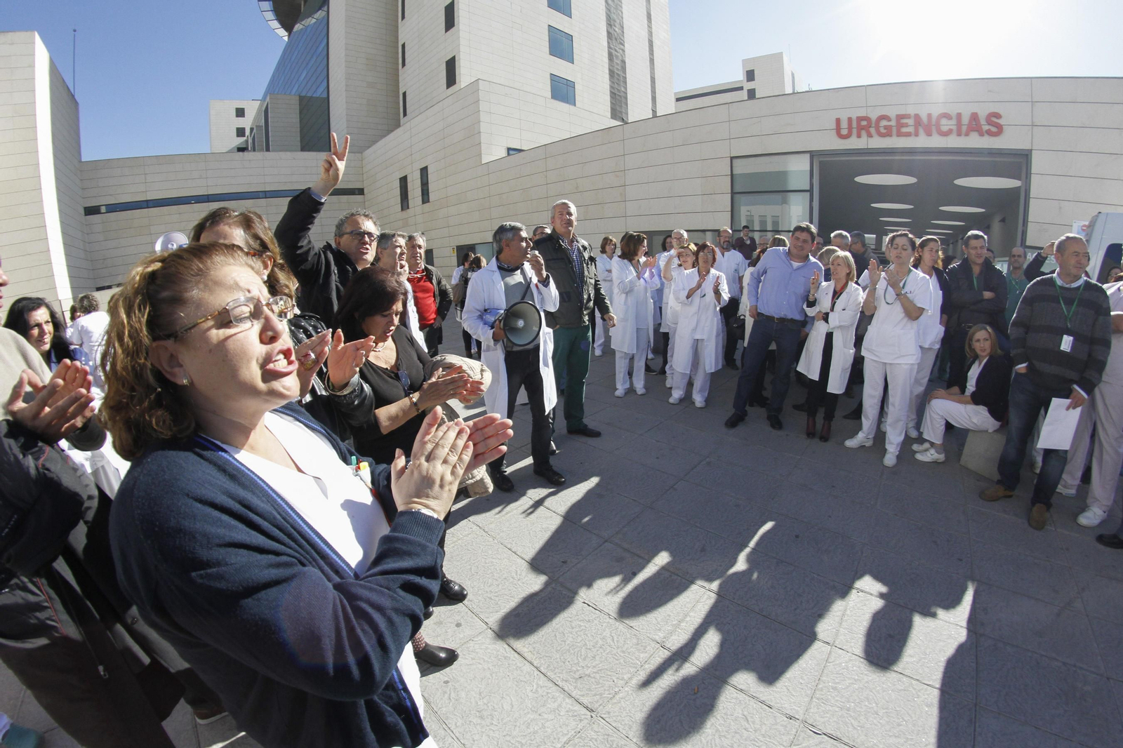 Los sindicatos de las juntas de personal (SMA, SAE, Satse, UGT, CSIF y CCOO) protestaron ayer contra la fusión.