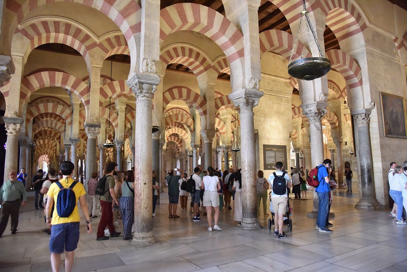 Turistas en el interior de la Mezquita-Catedral.