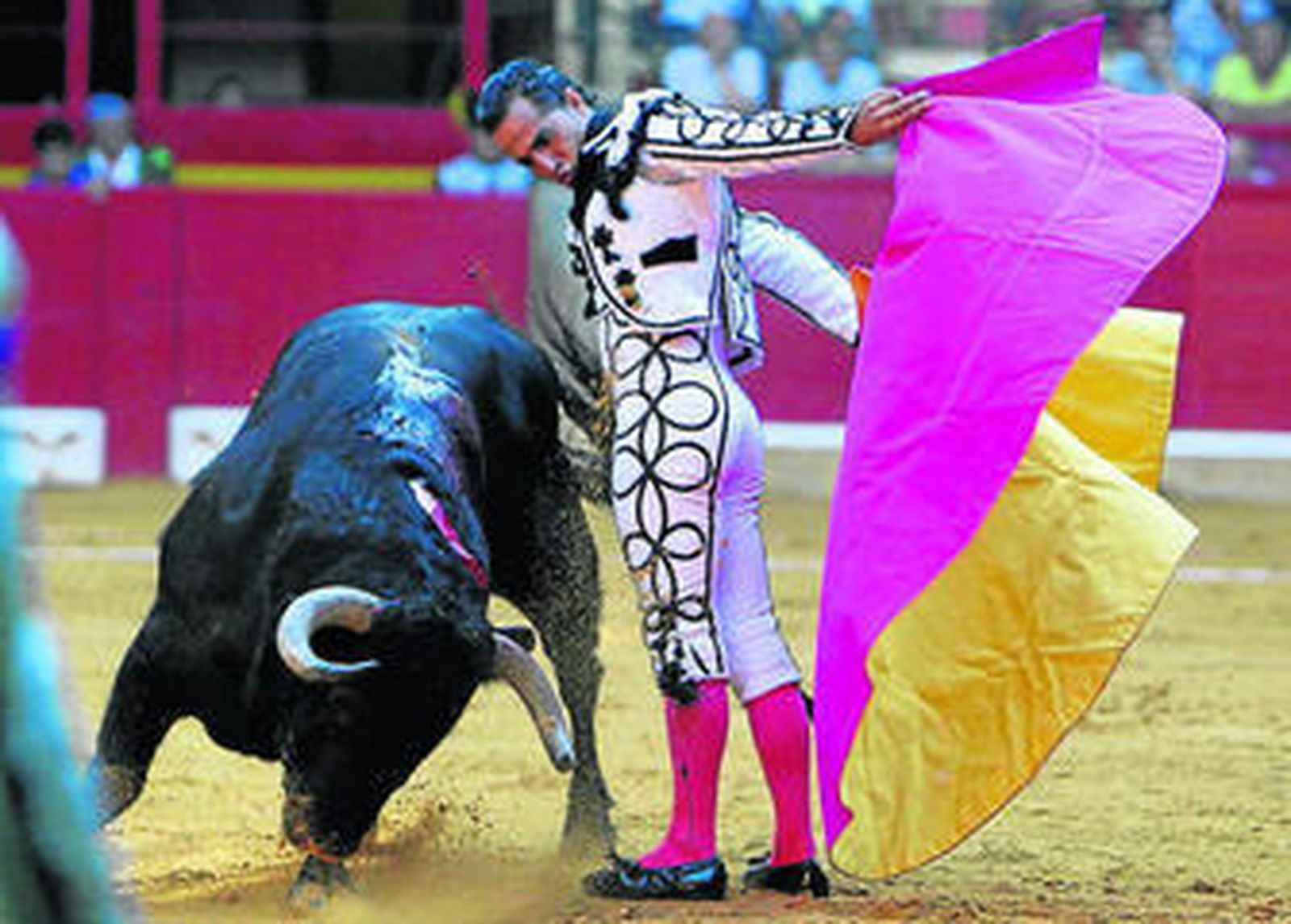 El diestro vasco Iván Fandiño, en una gaonera a su primer toro en la plaza de Zaragoza.