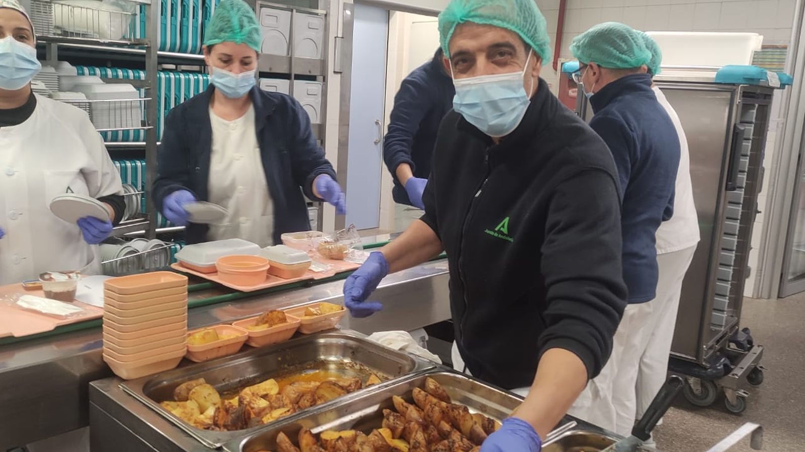 Los profesionales de las cocinas del centro hospitalario, inmersos en su trabajo.