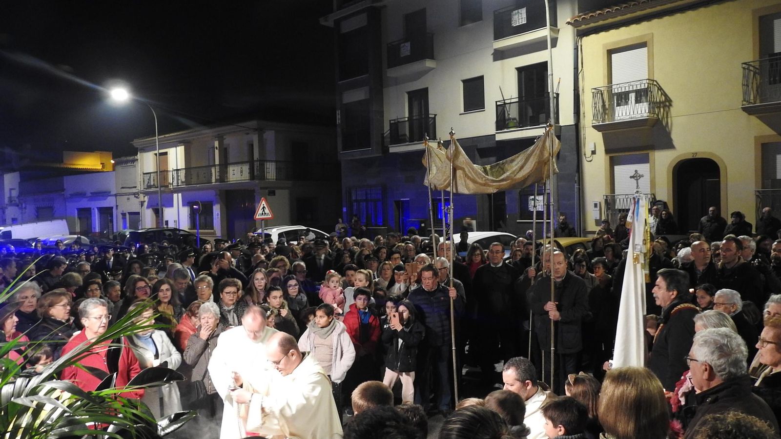 Rezo en el altar en el antiguo emplazamiento de la Ermita