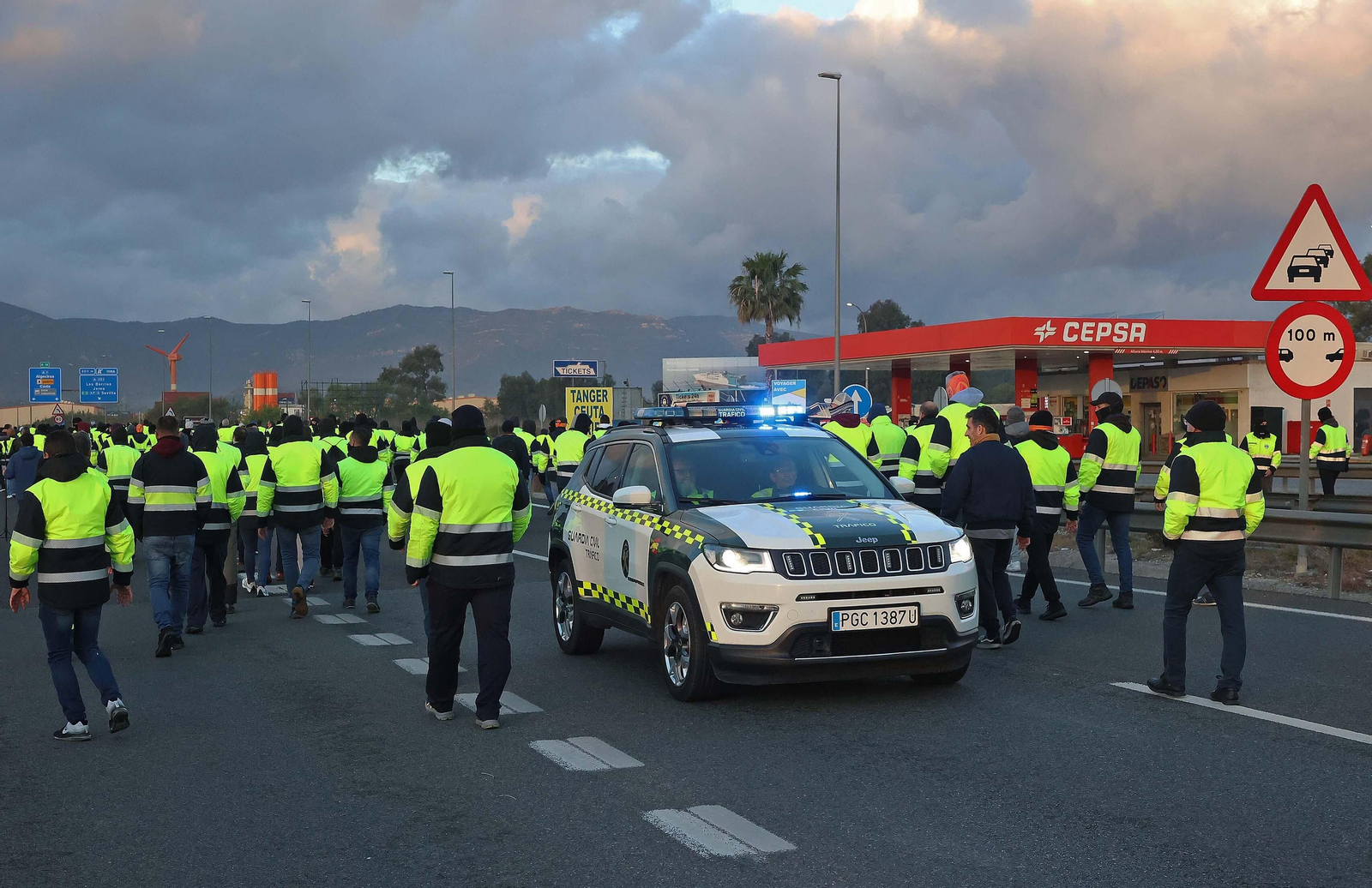 Imágenes del corte de la A7 por los huelguistas de Acerinox tras las negociaciones en el Consejo Andaluz de Relaciones Laborales