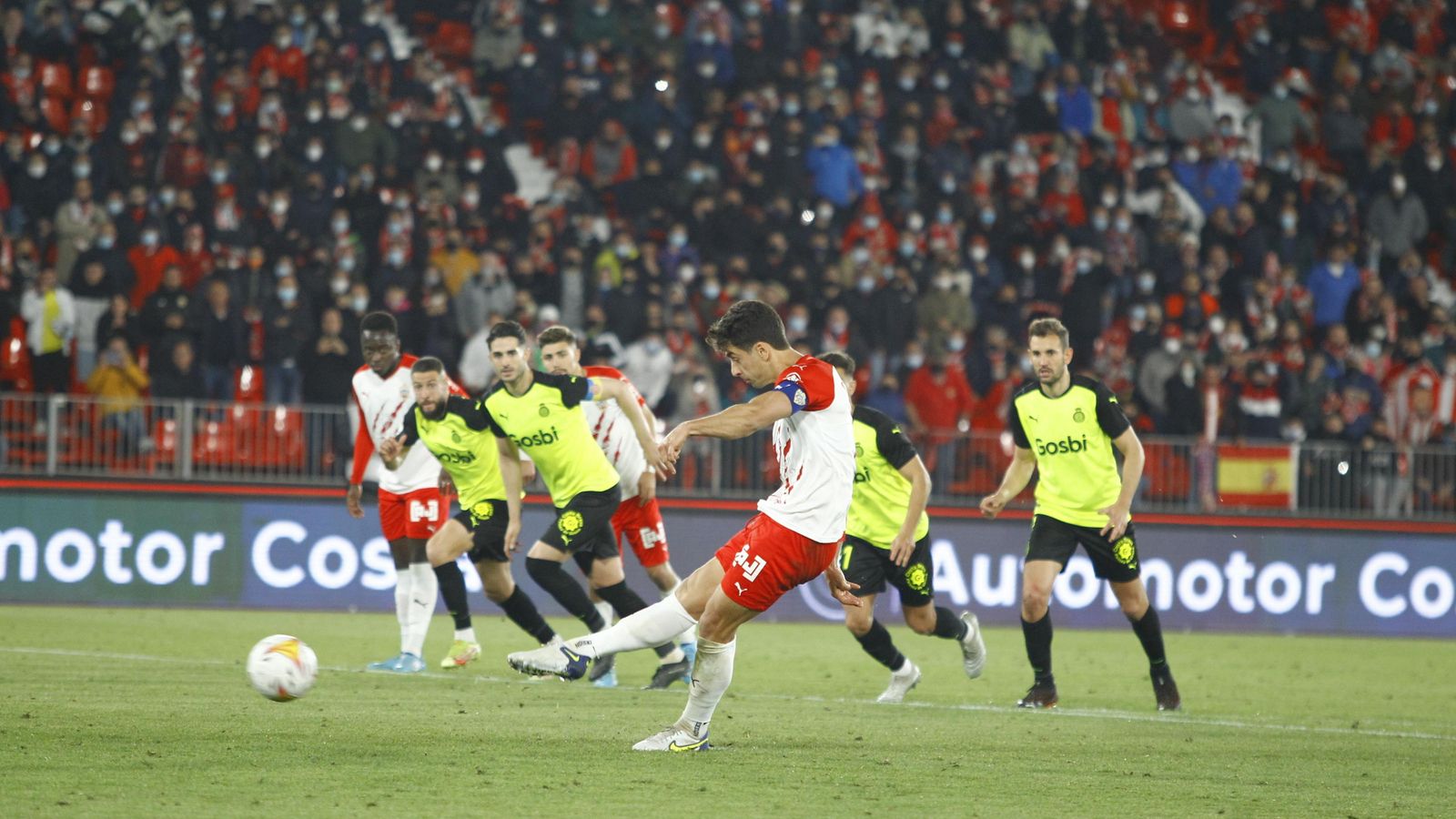 De la Hoz ejecuta la primera pena máxima, atajada por Juan Carlos