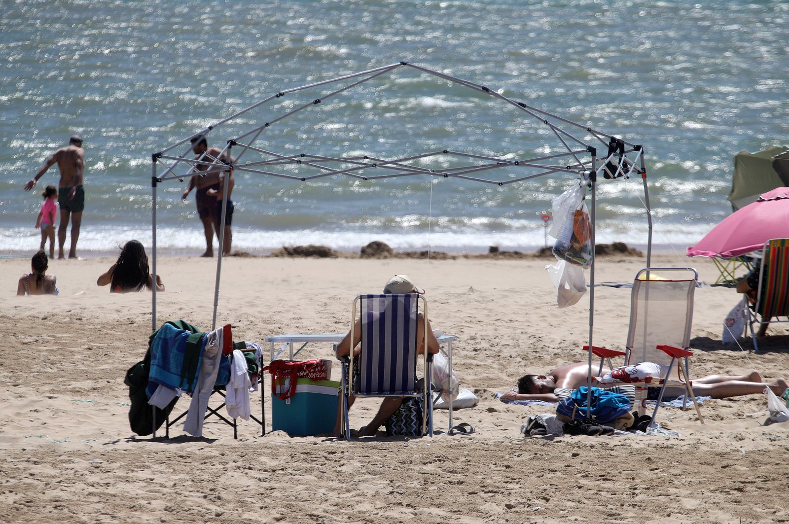 Imágenes de ambiente en la playa en la tarde del sábado