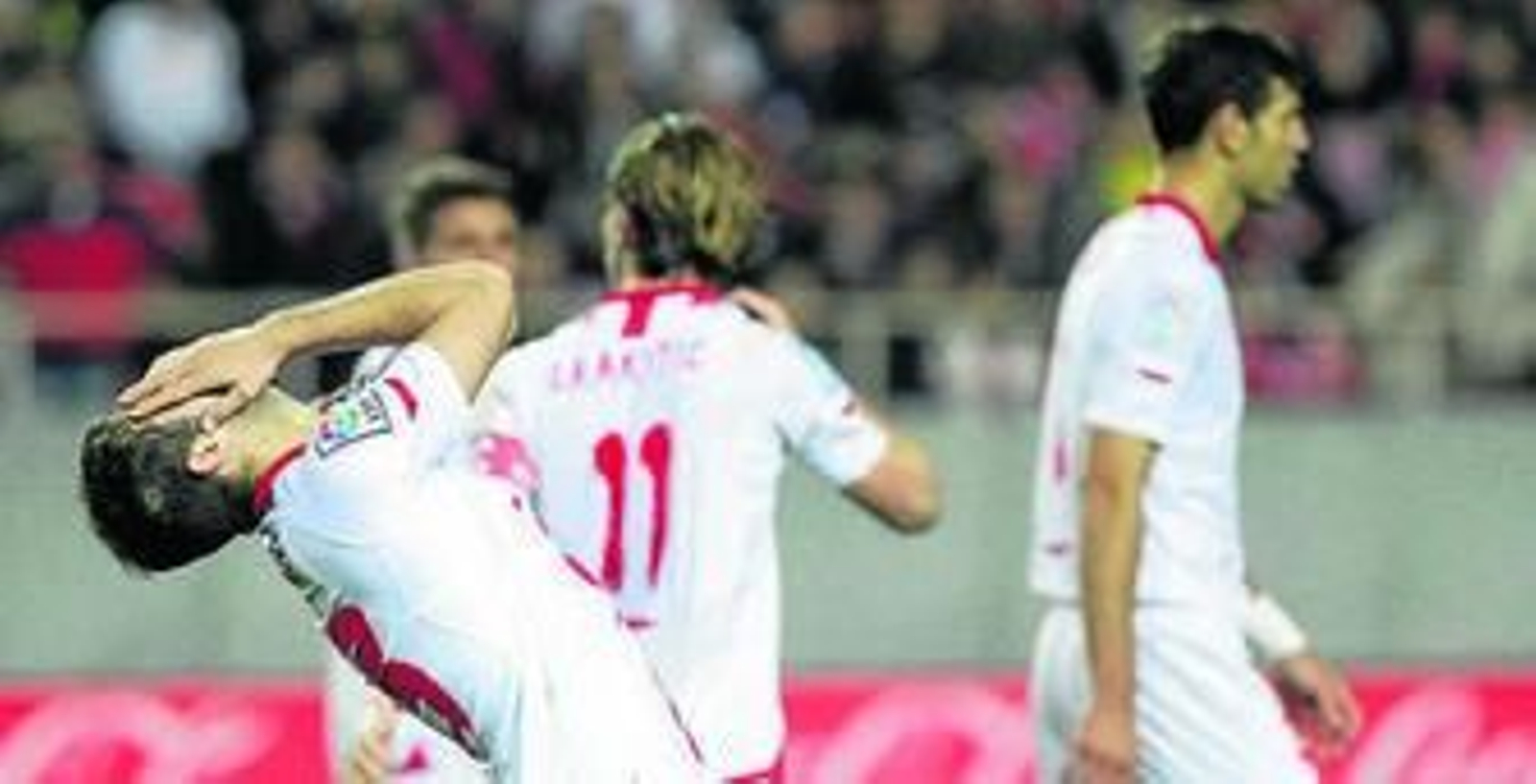 Emery, al final del partido, hace indicaciones para volcar el balón arriba.