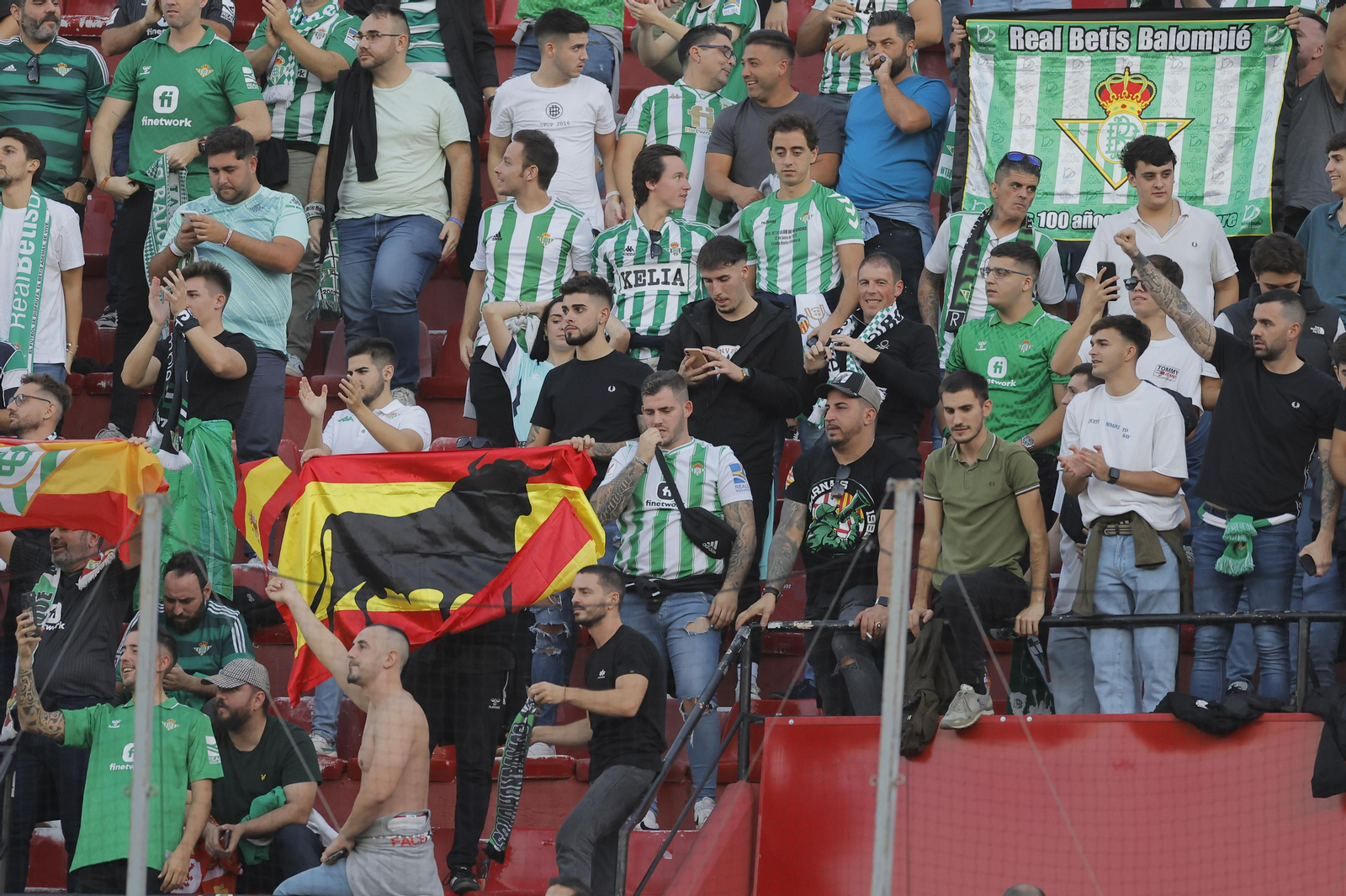 Búscate en las fotos del Sevilla-Betis