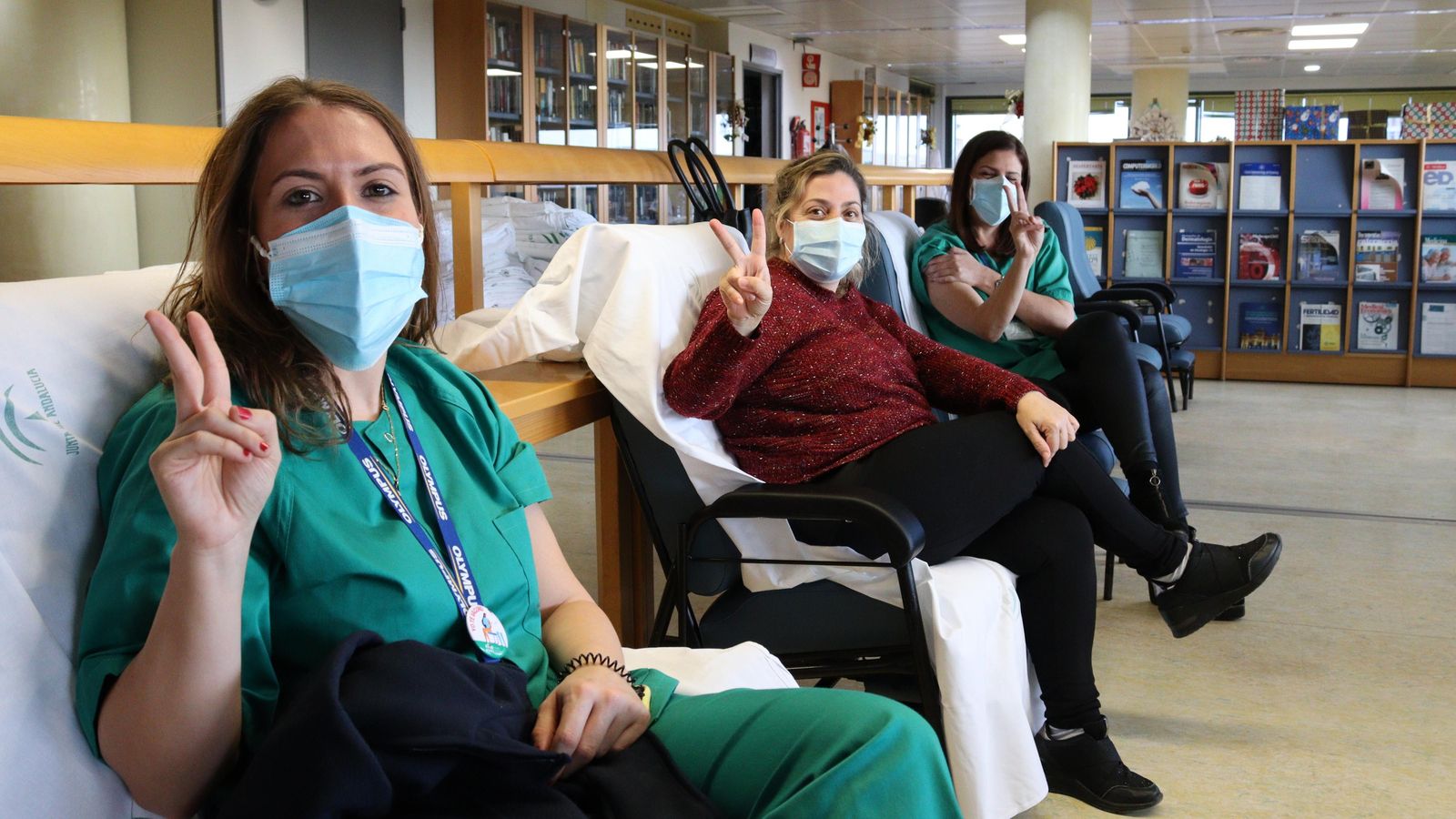 Profesionales del Reina Sofía, en la zona de recuperación tras vacunarse.