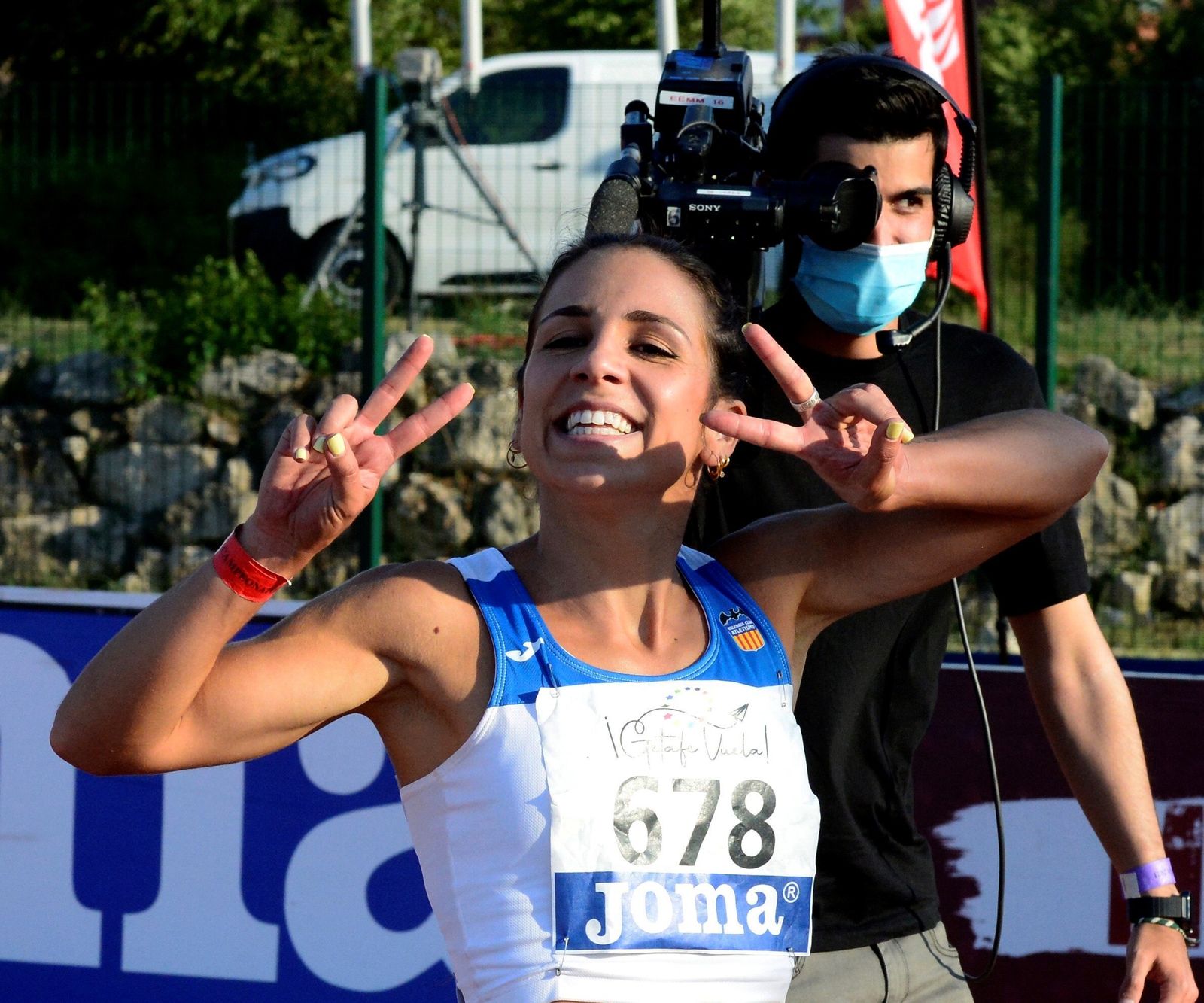 Maribel Pérez celebra el título nacional de los 100 metros conquistado en Getafe.