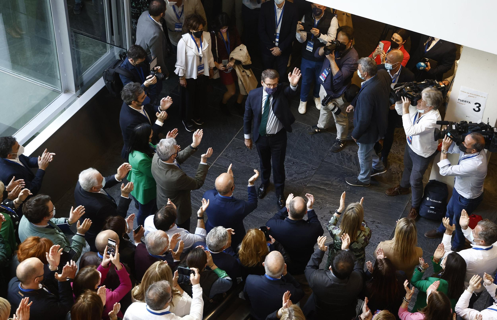 La proclamación de Feijóo como presidente del PP en Sevilla, en imágenes