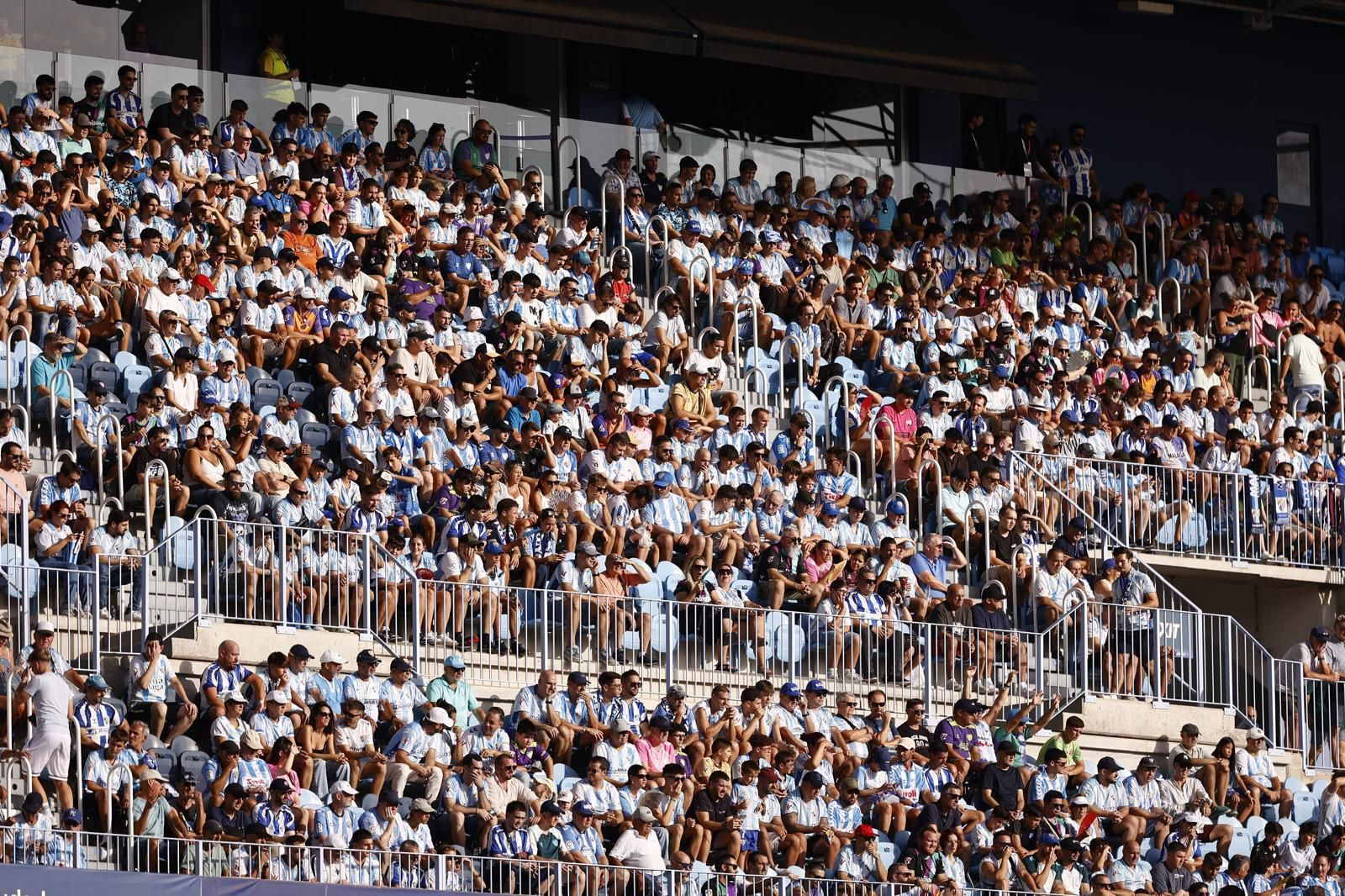 Búscate en las gradas de La Rosaleda durante el Málaga CF-Cádiz