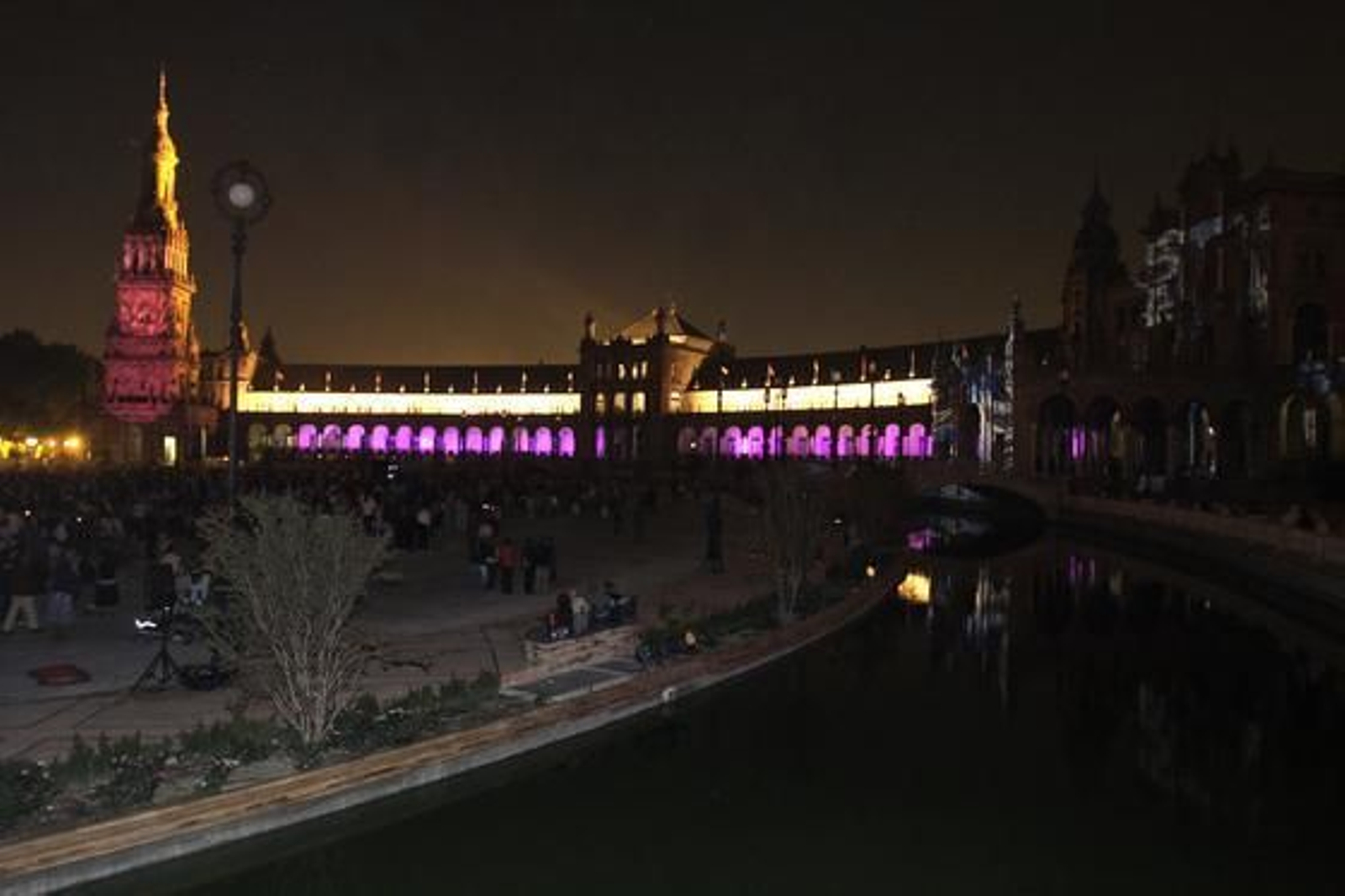Luz, color y espectáculo en la reinauguración de la Plaza de España.

Foto: José Ángel García