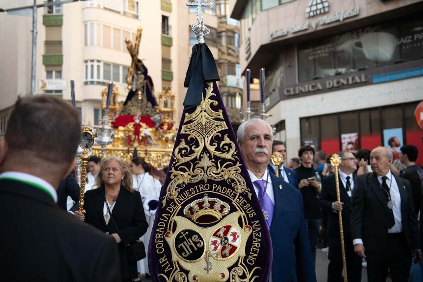 Una marea de devoción inunda Jaén al paso de la Magna, en imágenes