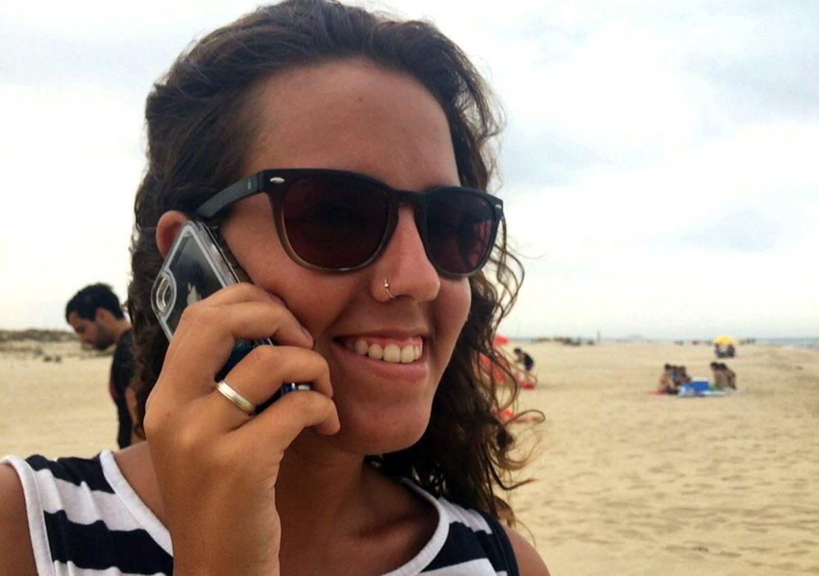 Una bañista hablando por su móvil.