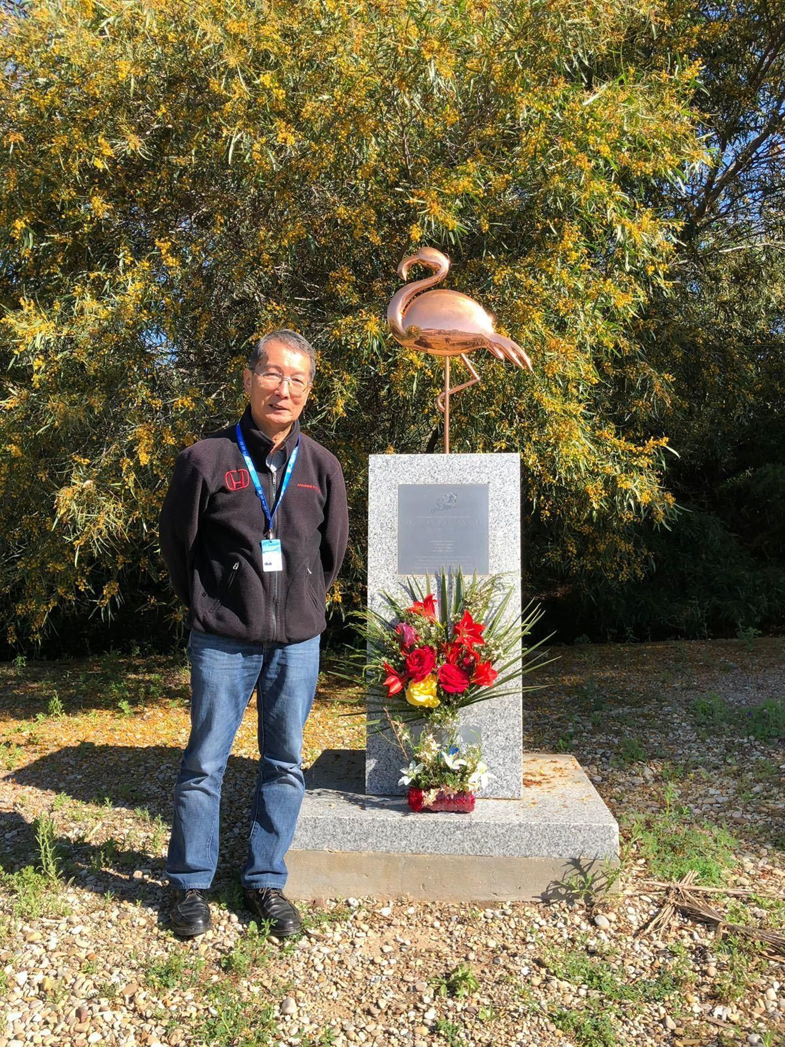El ingeniero japonés Makoto Hirano tras colocar el ramo de flores en el monumento del flamenco, ave que simbolizaba a Wakai.