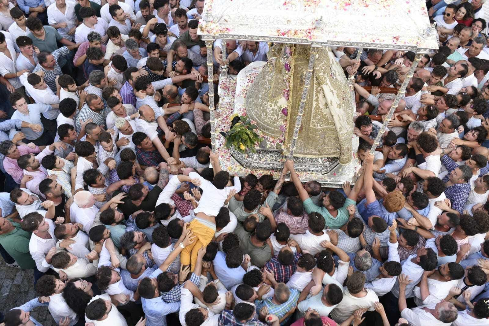 La Virgen del Rocío regresa a la iglesia tras 13 horas de procesión, en imágenes