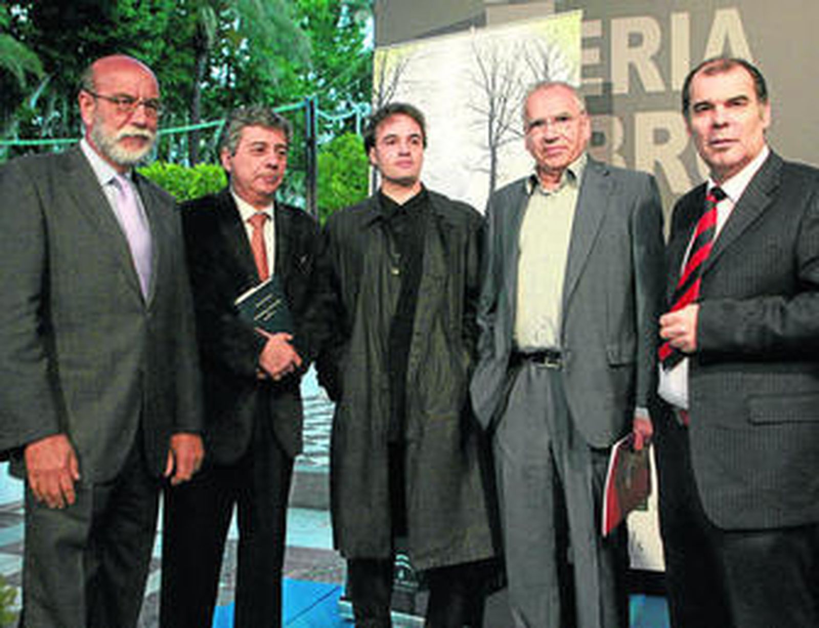 Bernardo Bueno, Julio Neira, Liberto Rabal, Alfonso Guerra y Javier Pérez Bazo, ayer en la Feria.