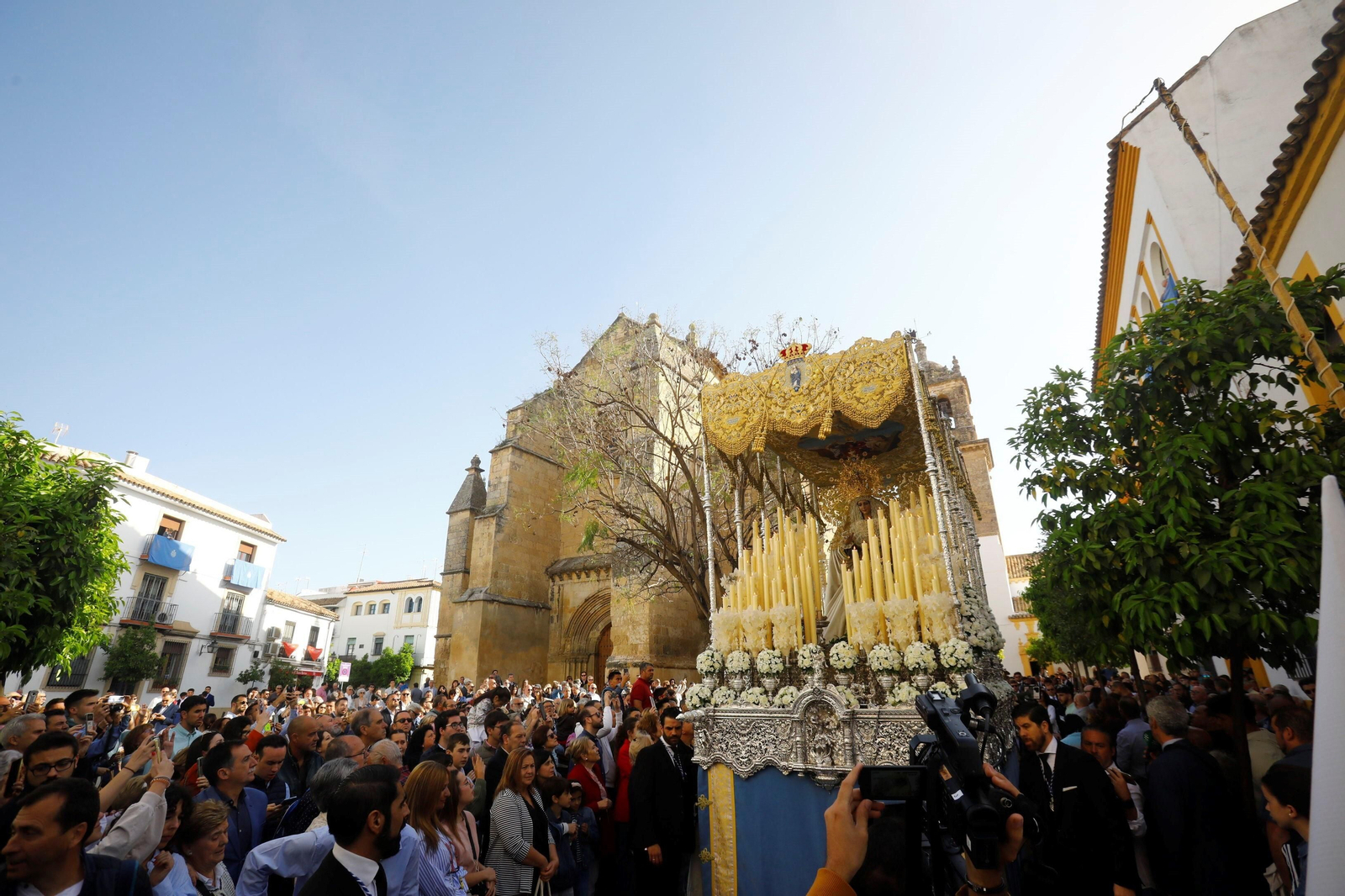 Domingo de Resurrección en Córdoba: la procesión de la hermandad del Resucitado, en imágenes