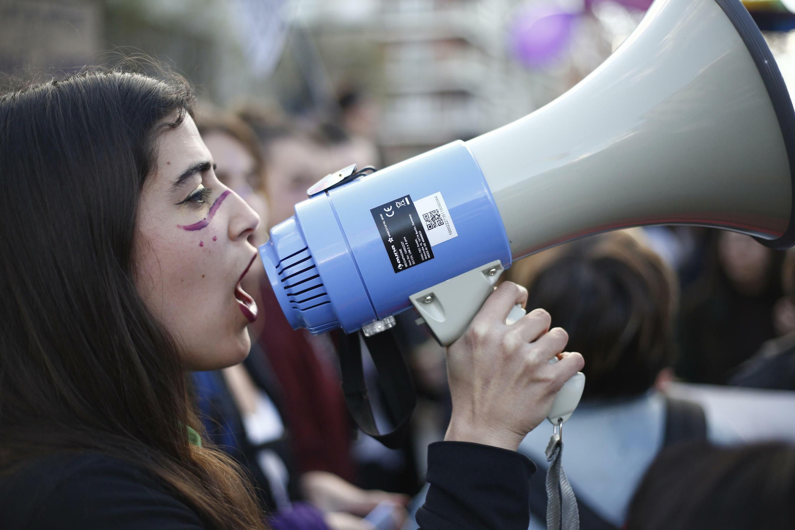 Granada se tiñe de morado con la ola feminista