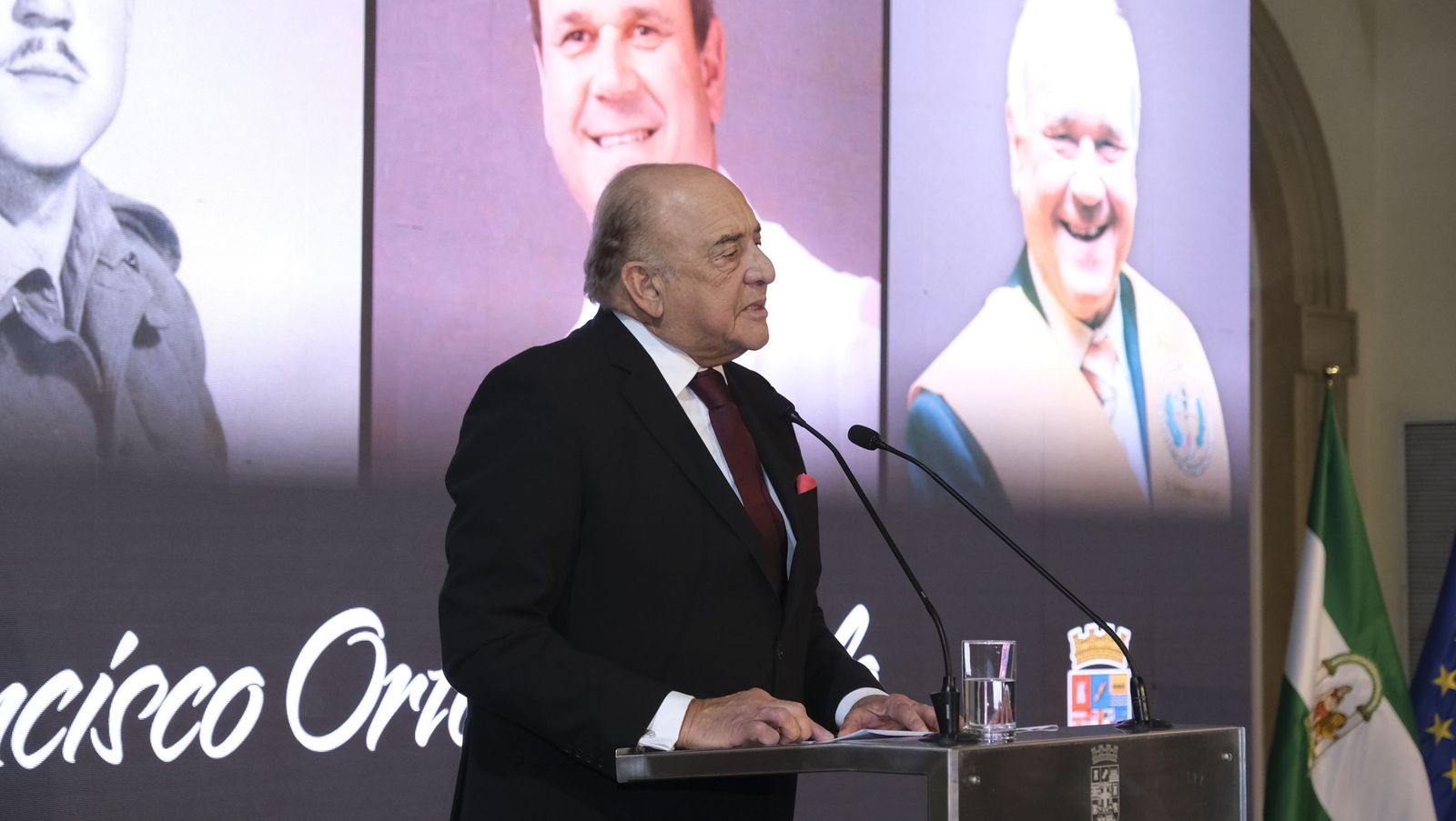 Las fotografías de la entrega del Escudo de Oro de la Provincia al Doctor Francisco Ortega Viñolo