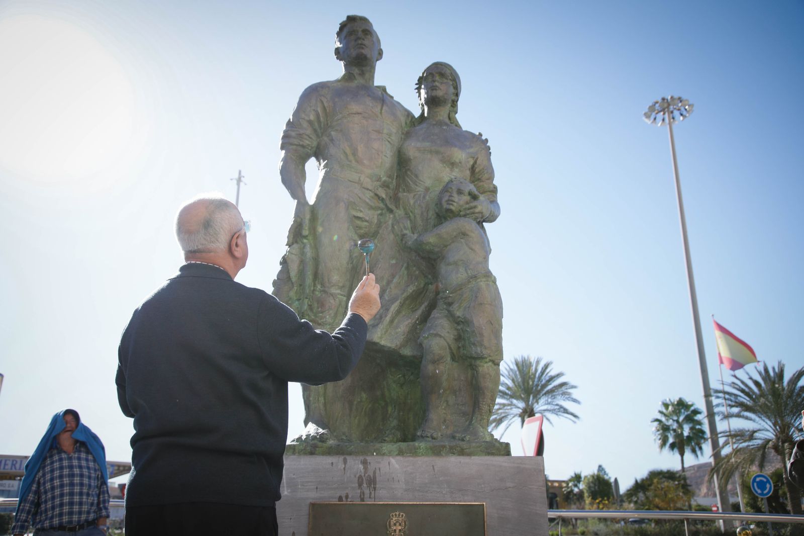Imágenes de la inauguración sobre escultura ‘Familia Marinera’, del escultor Francisco Javier Galán, en homenaje a las familias de pescadores en Pescadería-La Chanca