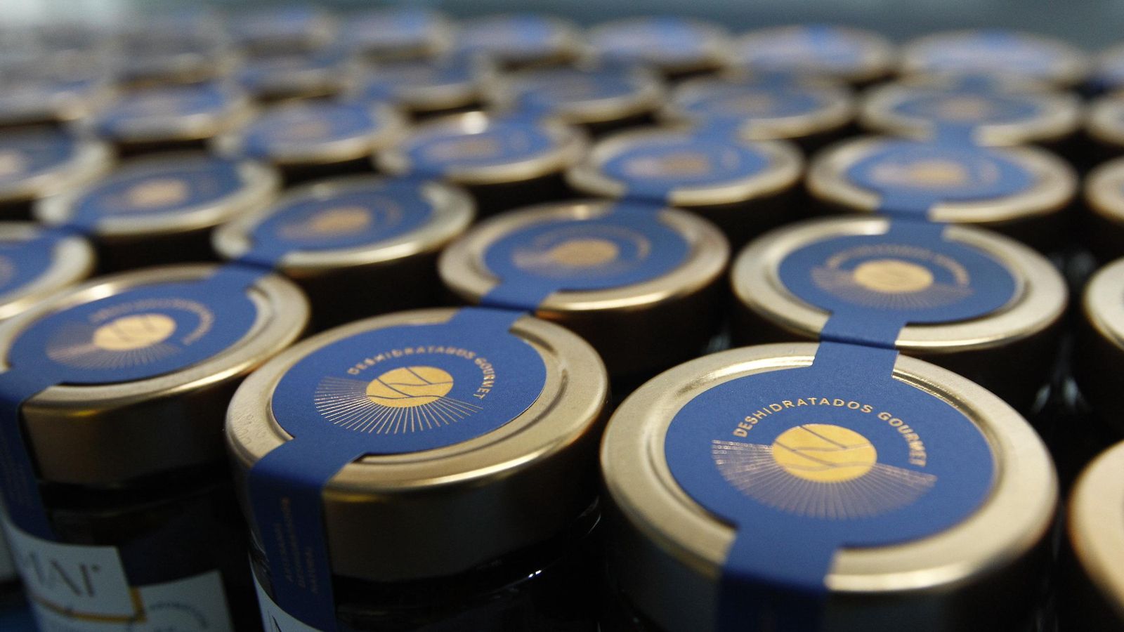 Dentro del almacén de UMAI, se sitúan bien ordenados y a una temperatura idónea los frascos de mermeladas y patés de hortalizas deshidratadas