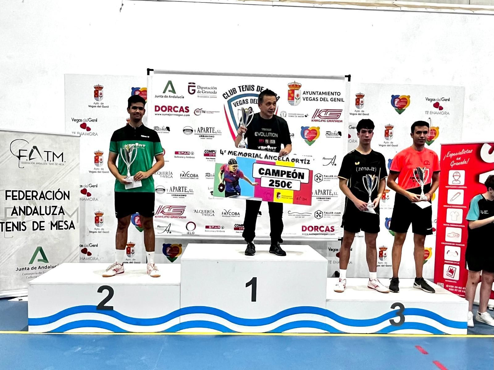 He Zhi Wen en los alto del podio del Memorial Ángel Ortiz