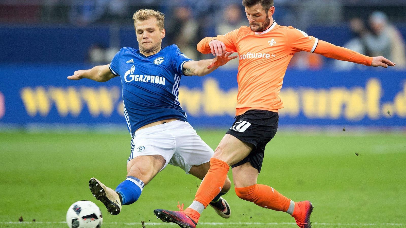 Johannes Geis se lanza con todo para tapar el centro de Heller en un Schalke 04-Darmstadt.
