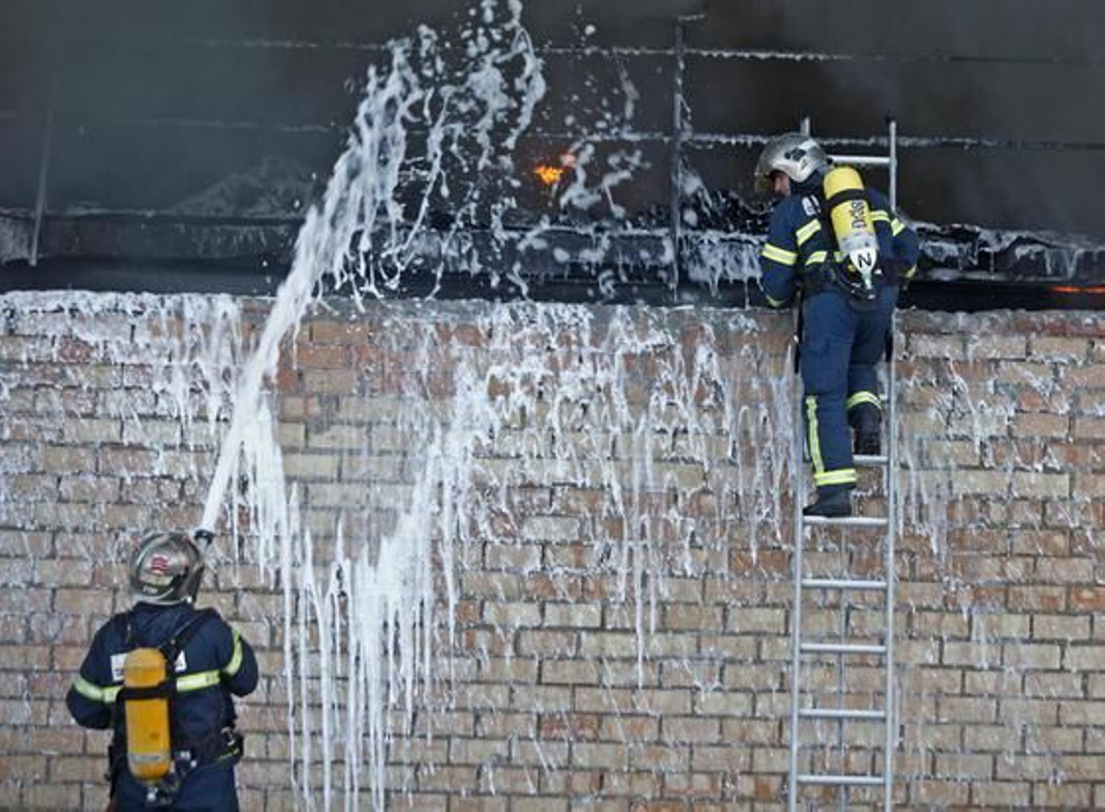 Espectacular incendio en un edificio de la calle Brasil. /Jesús Marín