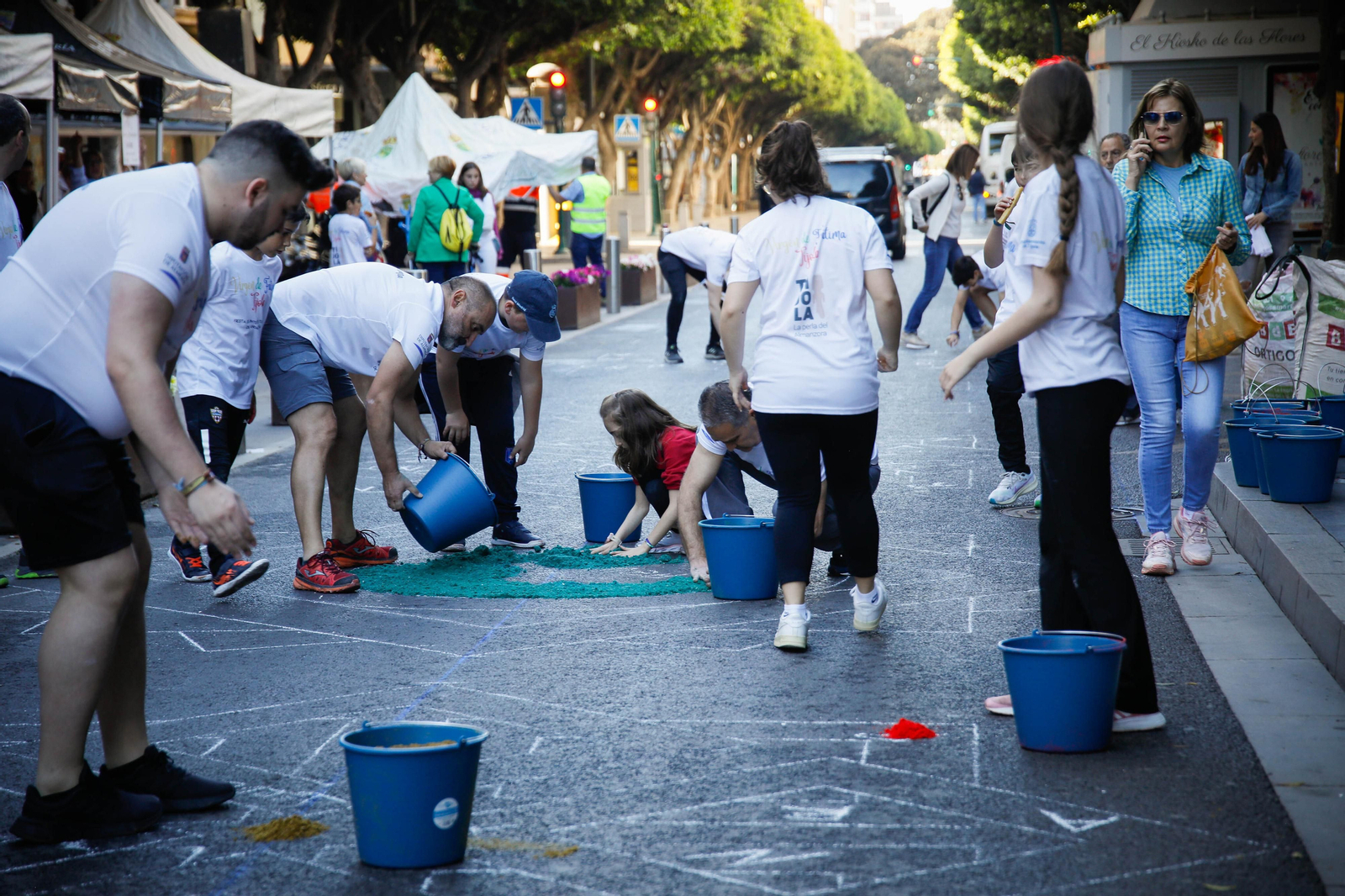 Así es la alfombra de serrín de 60 metros en el Paseo de Almería, en imágenes.
