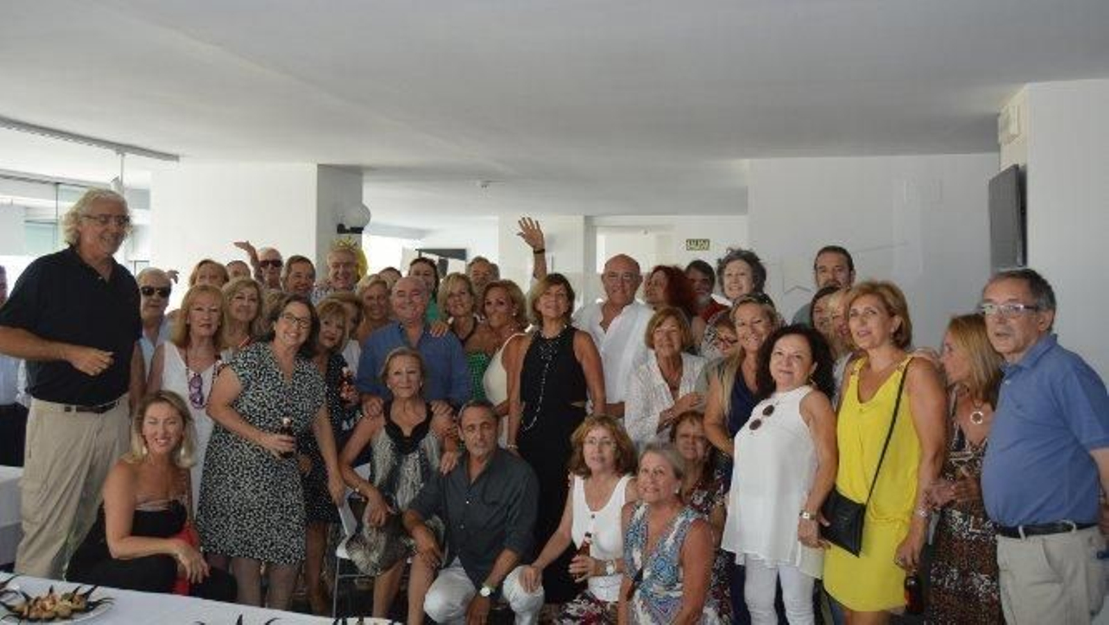 La homenajeada Pili Dorado Calazanz, junto al grupo de familiares y amigos, durante el almuerzo ofrecido en el restaurante La calle del libre albedrío, con motivo de sus sesenta cumpleaños, organizado por familiares y amigos.