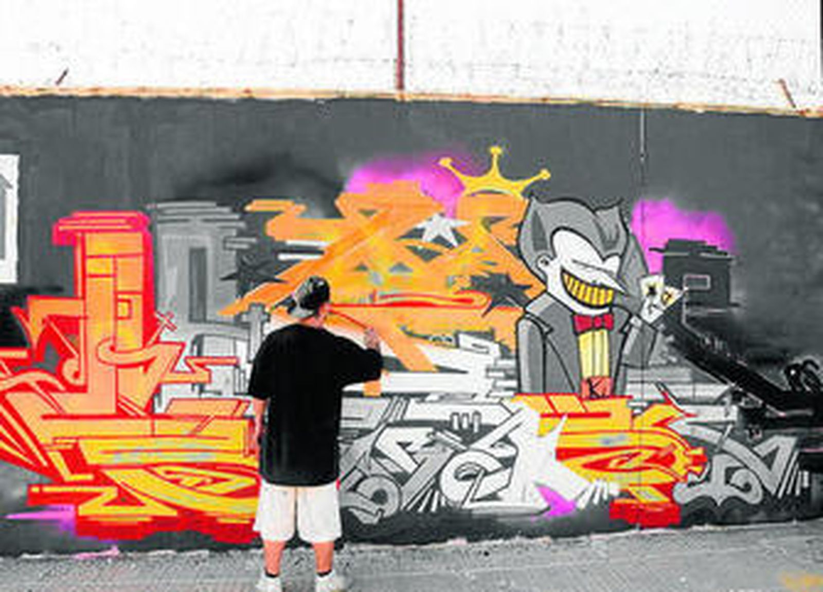 Los artistas urbanos pintan el mural de la carretera de Sierra Alhamilla