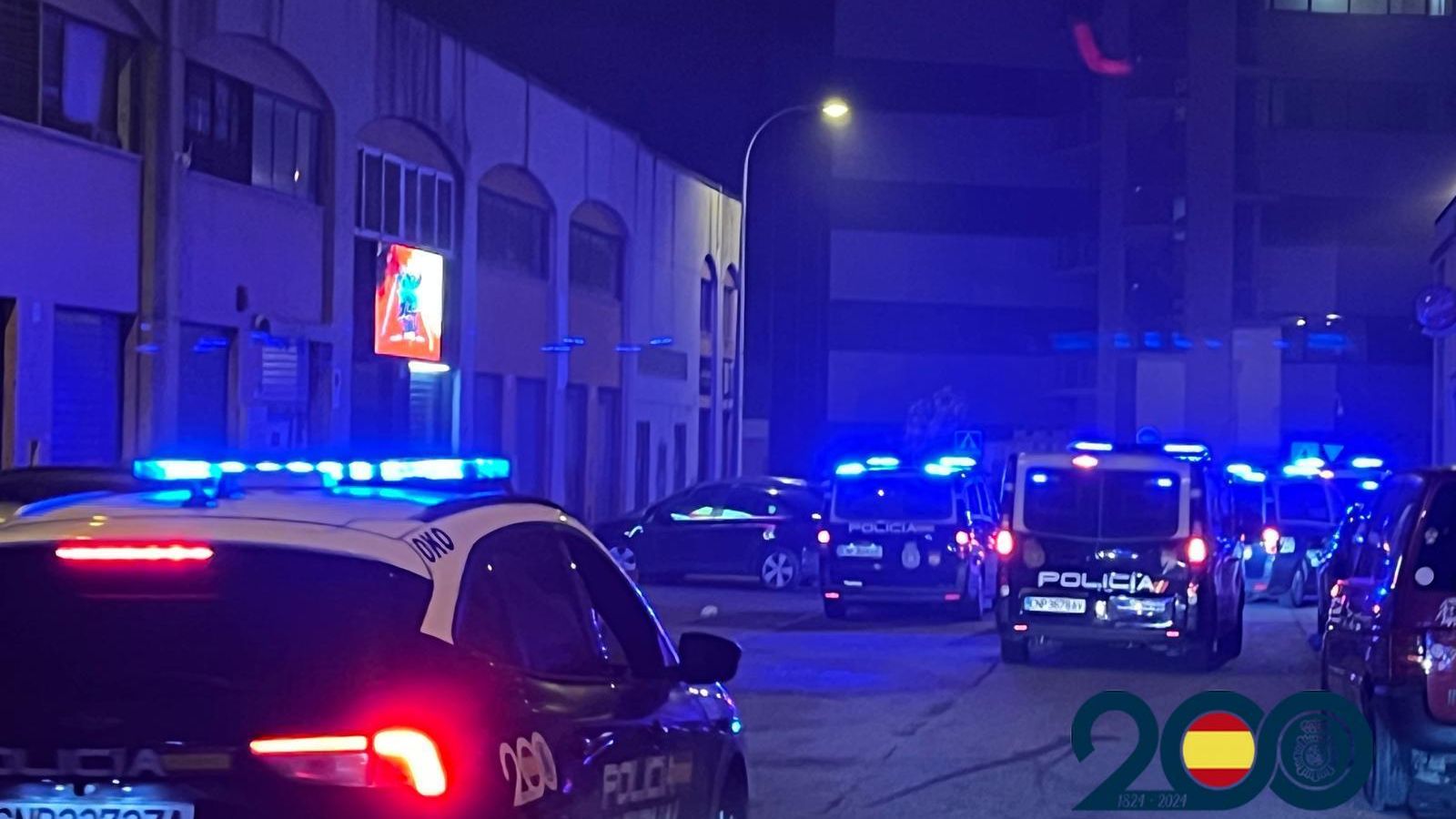 Una imagen del importante despliegue policial en una de las discotecas.