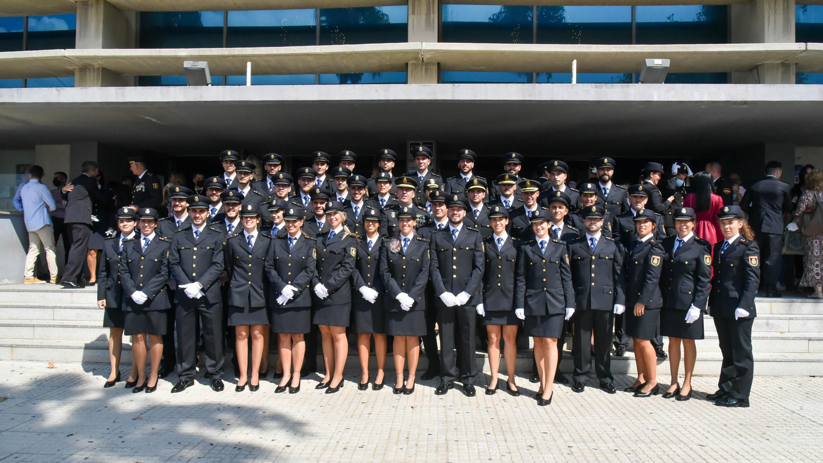 Las fotos de la entrega de medallas por el Dia de la Policía Nacional